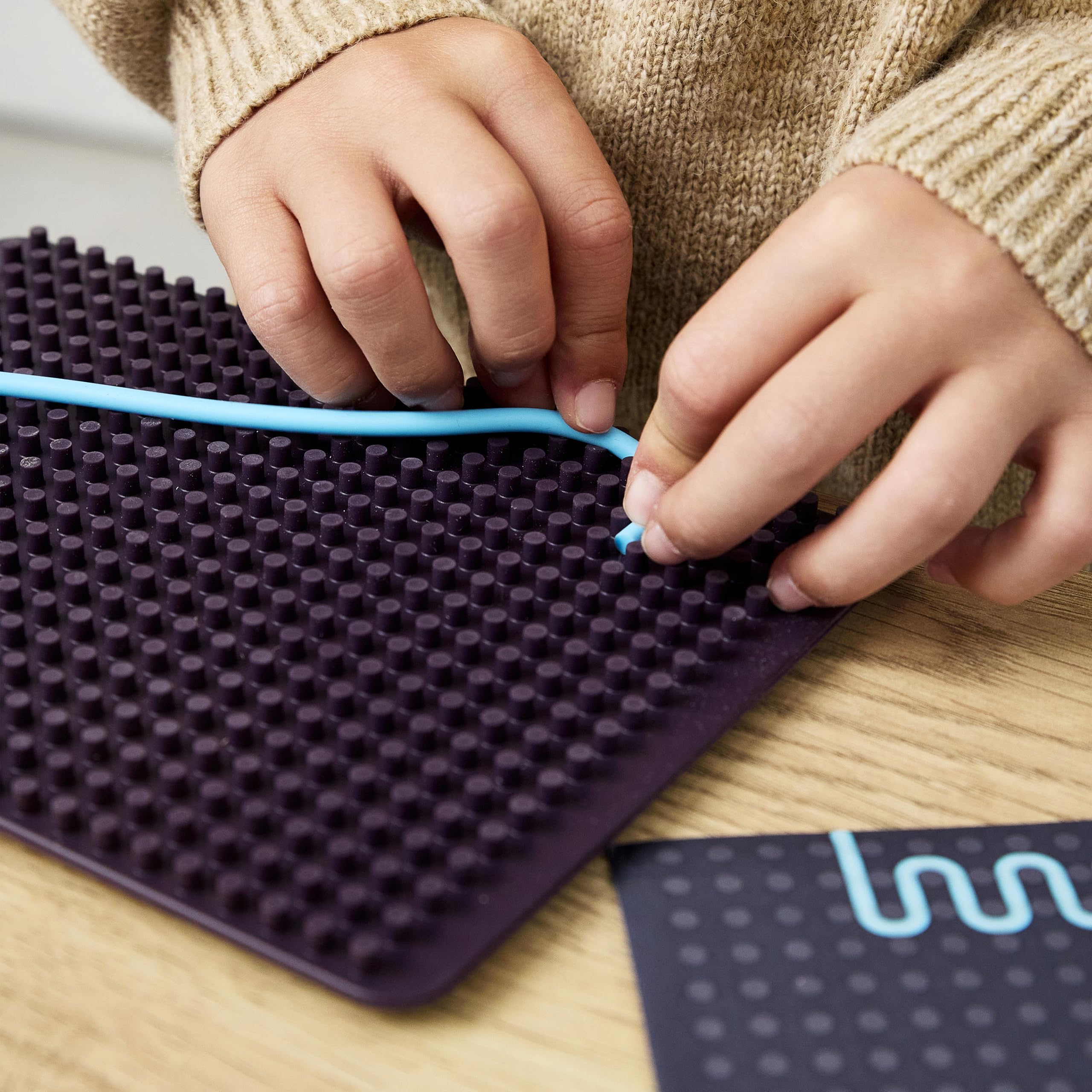 Miniland - Activity Flexhetti:Silikonowy tablet sensoryczny, do kreatywnego grania i rozwoju motoryki, od 18 miesięcy