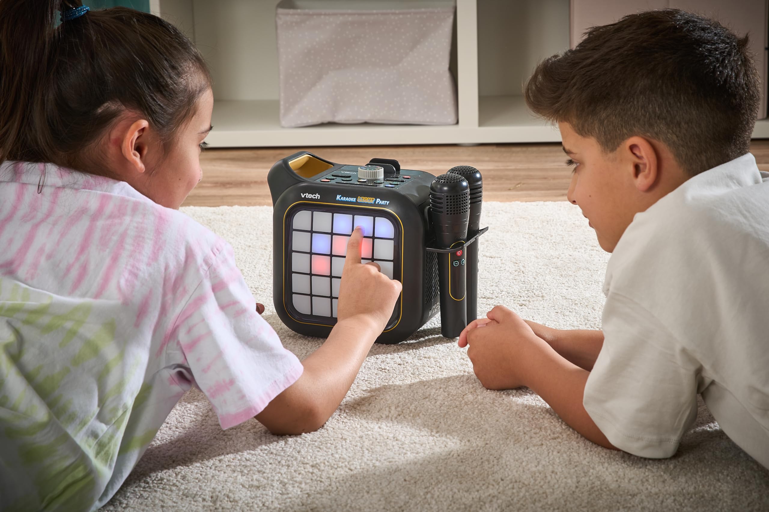 VTech Karaoke Light Party, micrófono Infantil para Karaoke con Altavoz, 2 micrófonos inalámbricos, conexión Bluetooth y Voz mágica, Efectos de Sonido, 25 Teclas para Pixel Art, Pilas Incluidas, 7+ | 2 micrófonos inalámbricos, Bluetooth, voz mágica, efecto