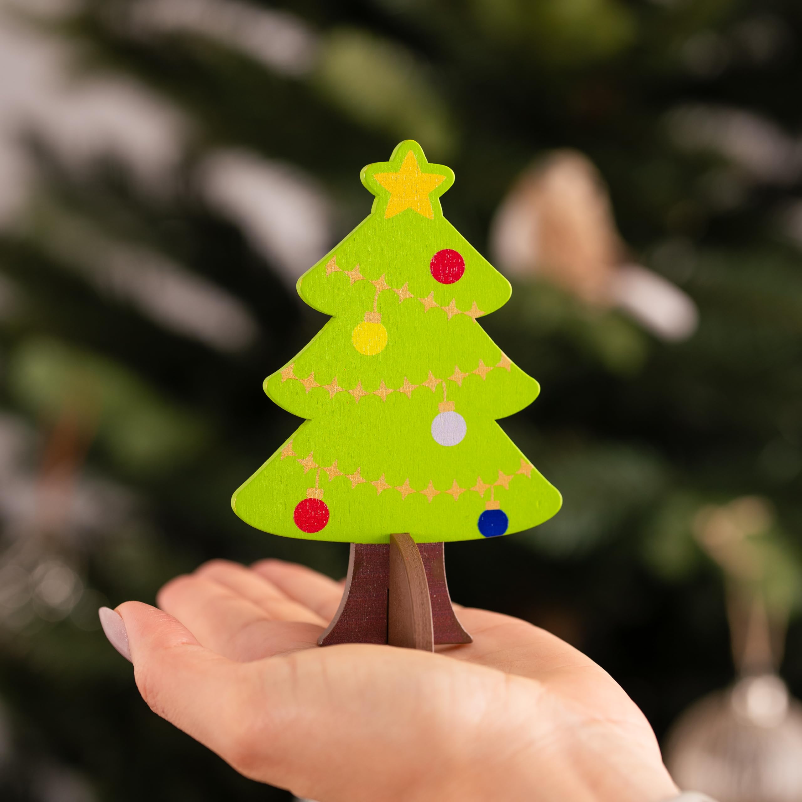 Weihnachtskrippe - Holz handbemalt - 18 Teile - mit Weihnachtsbaum – Krippenspiel für Kinder – farbenfrohe Deko & Geschenkidee - Stall mit Stern, Heilige Drei Könige, Maria & Josef, Ochs & Esel