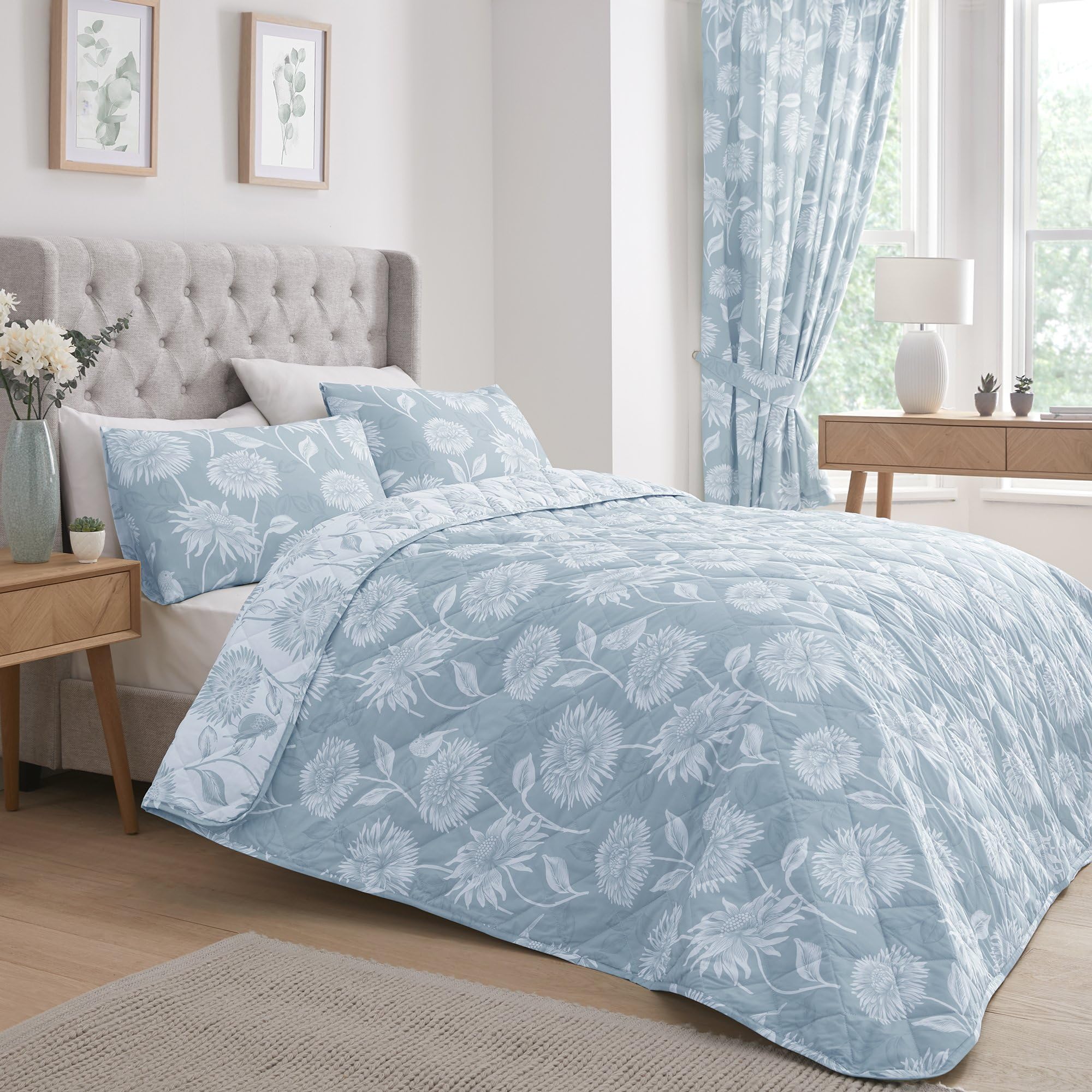 Dreams & Drapes Blue Chrysanthemum Bedspread 230x200cm – Reversible Floral Quilt – Soft Touch Vintage Bedding – Light Blue Quilted Bedspread – Botanical Bedroom Throw – 100% Polycotton Cover