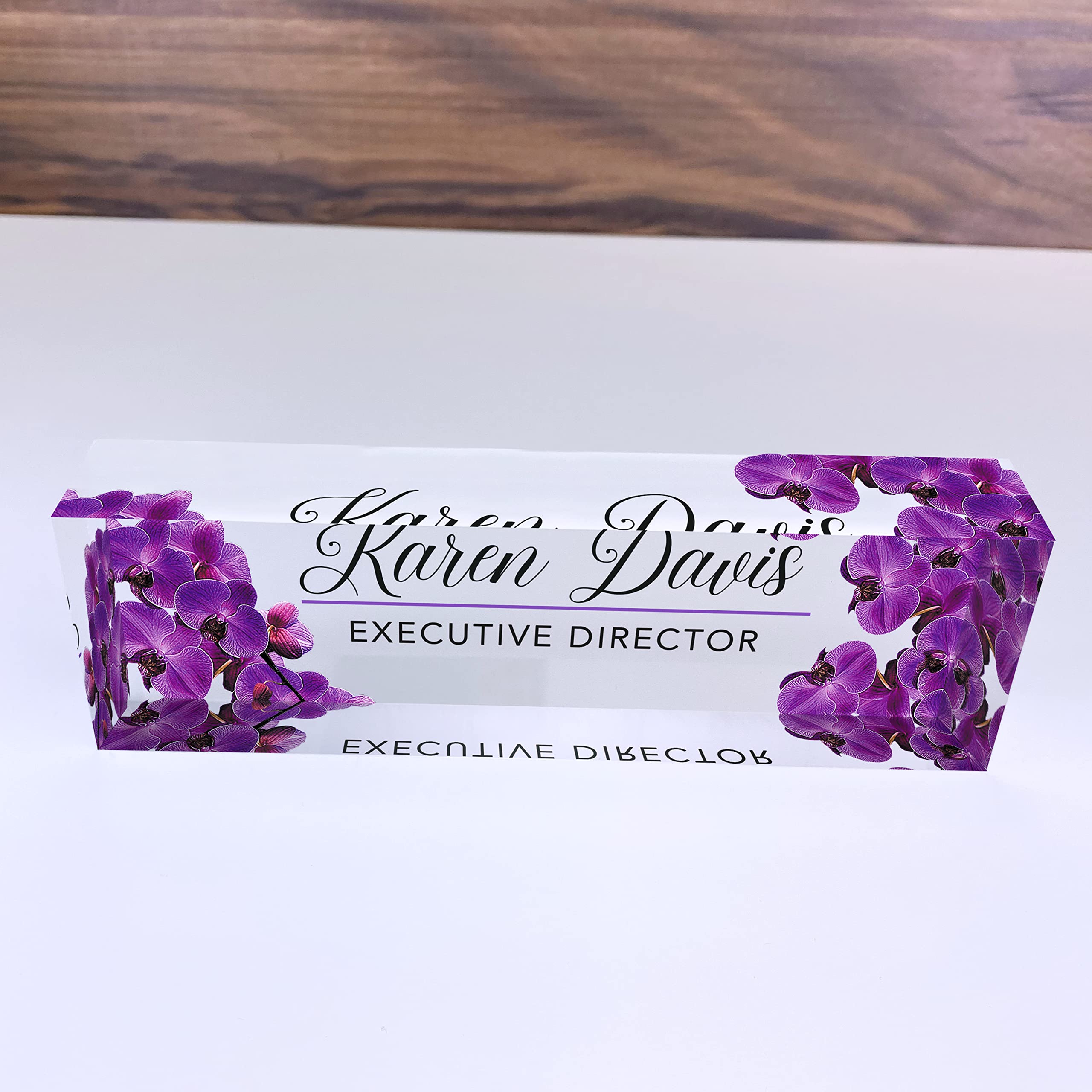 Artblox Placa de nombre personalizada para escritorio de oficina, diseño de orquídea morada sobre vidrio acrílico transparente, decoración de escritorio de oficina (8 x 2.5 pulgadas)