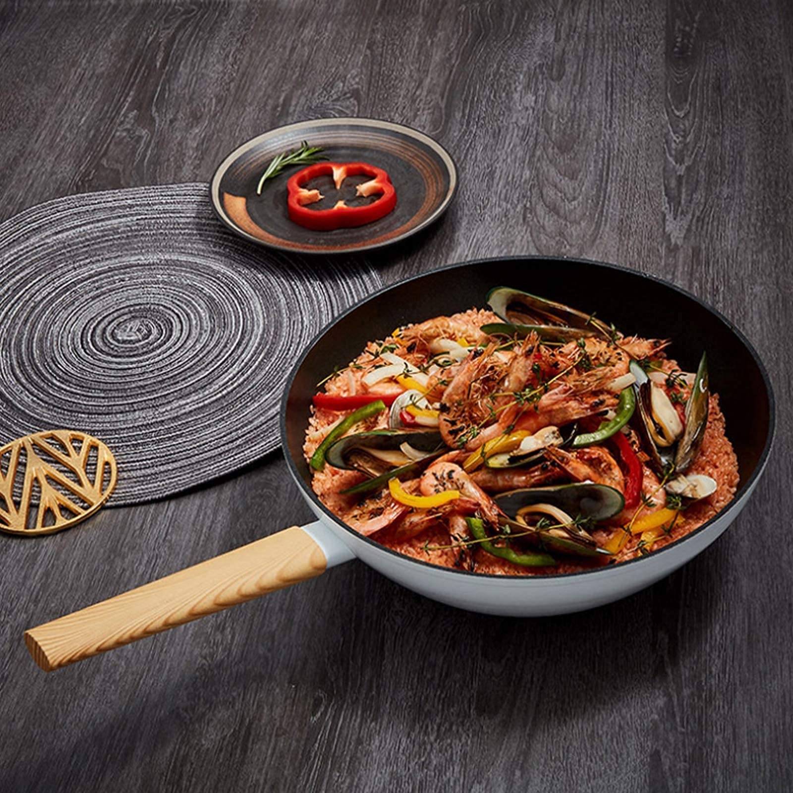 ノンスティック中華鍋 木製ハンドル付き 楽天市場】木製のふた付きの鉄製中華鍋.長いハンドルとノンスティック