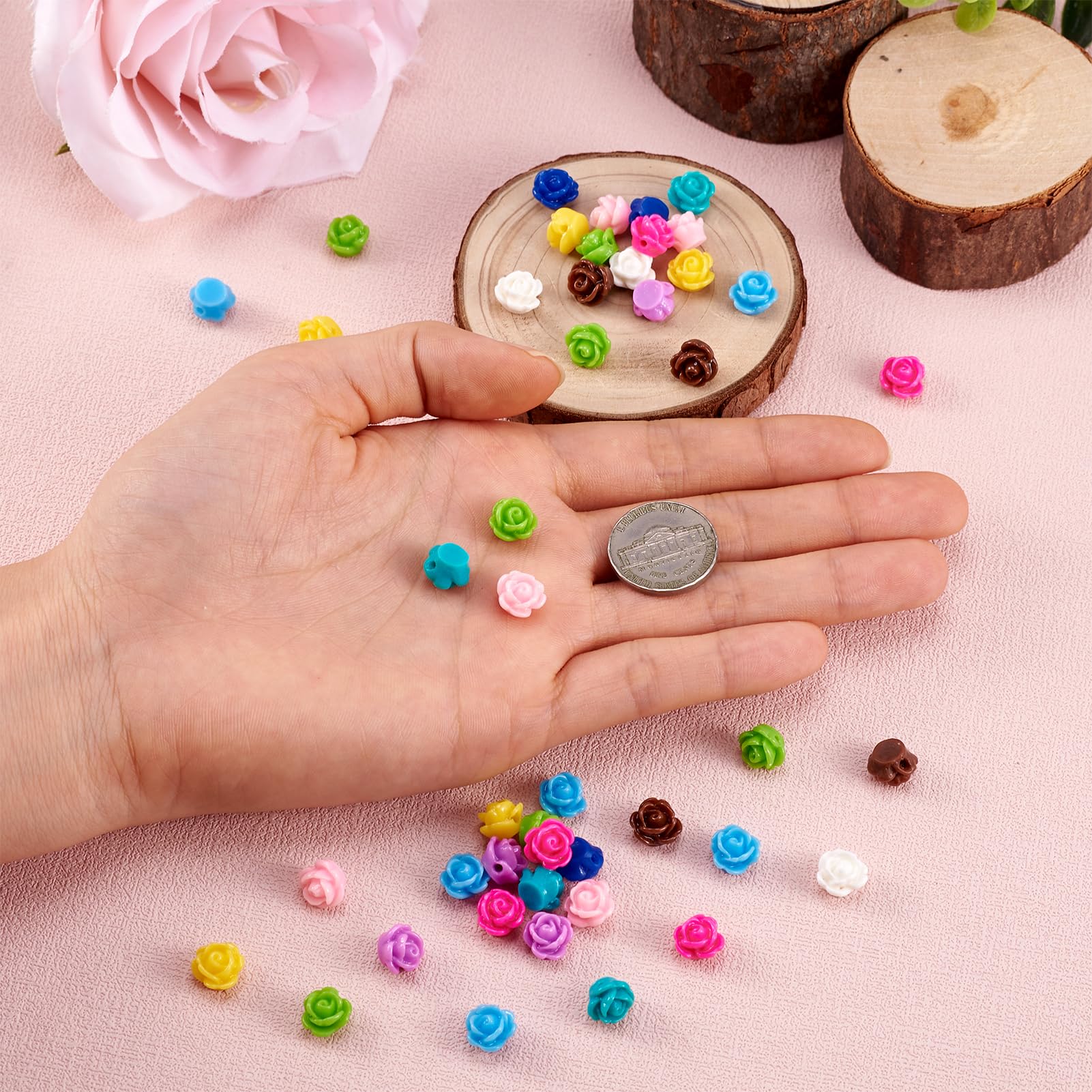 PandaHall - 50 mini charm in vetro trasparente a forma di rosa, perline distanziatrici, perline sfuse color lilla, per la realizzazione di collane, orecchini e gioielli