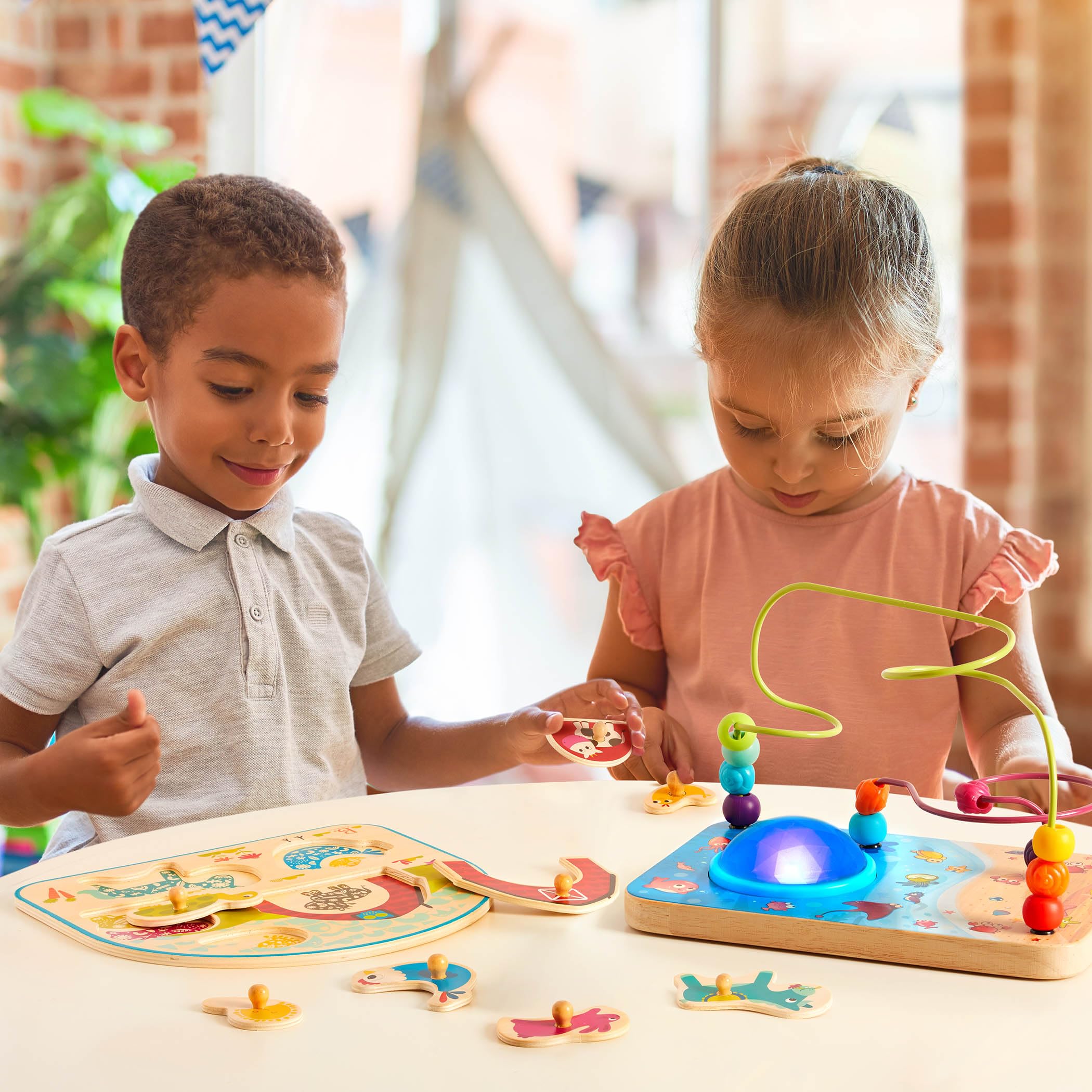 B. Toys - Mari da brivido - Labirinto di Perline - Labirinto di Fili Musicali - Suoni e luci - 12 Mesi +