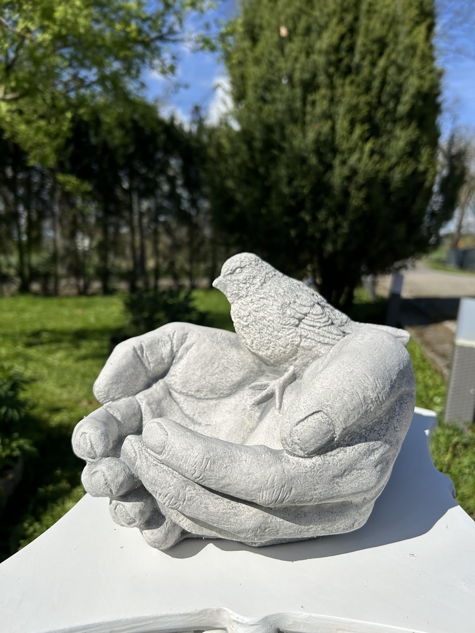 FABRIQ Handförmige Vogeltränke 17 cm – 6 kg Massive Zement Figur – Wetterfest – Gartenvogelbad