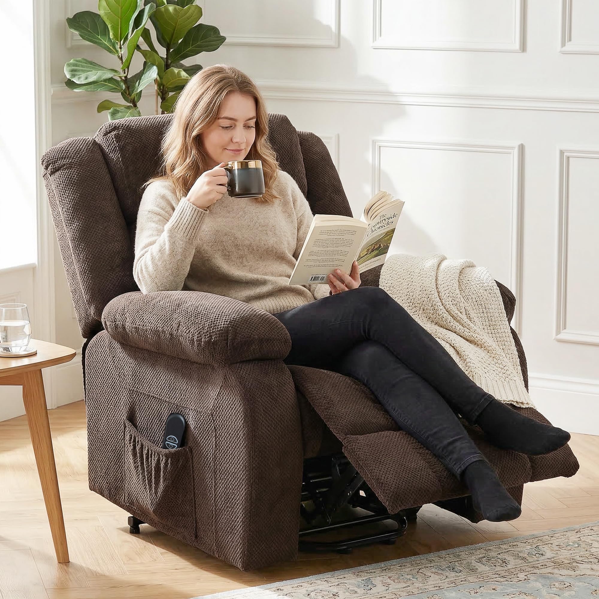 HOMCOM Sillón Relax Reclinable Eléctrico Levanta Personas, con Puerto USB, Sillón Elevador, con Control Remoto, Asiento Ancho, Reposapiés, Tapizado en Terciopelo, Bolsillos Laterales, Marrón