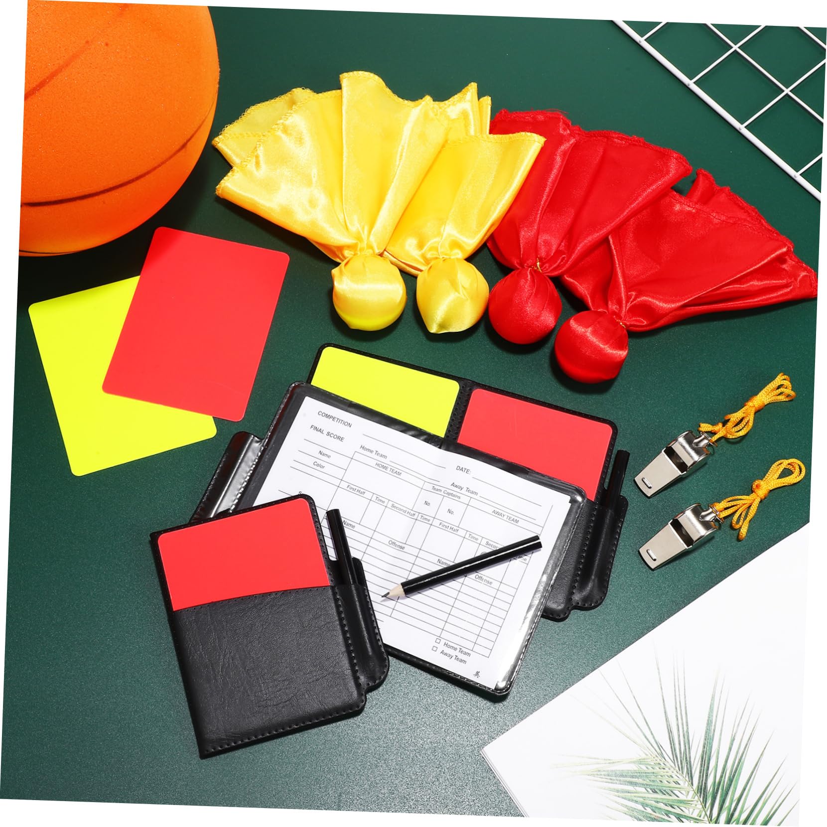 Hemobllo 3 Set Completo Cartellini e Bandiere per Arbitri Calcio Cartellini Rossi e Gialli Fischietti Professionali Strumenti Leggeri e Resistenti per Sportivi