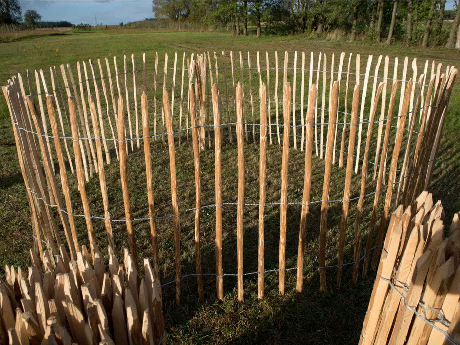 Staketenzaun – Gartenzaun 150 cm Hoch – Einfriedung von Grundstücken, Weiden, Teichen – Stabilisierung von Kletterpflanzen – Zaun aus Haselnussholz mit Stahldraht – Farbe natur, Länge 300 cm, 7-8 cm