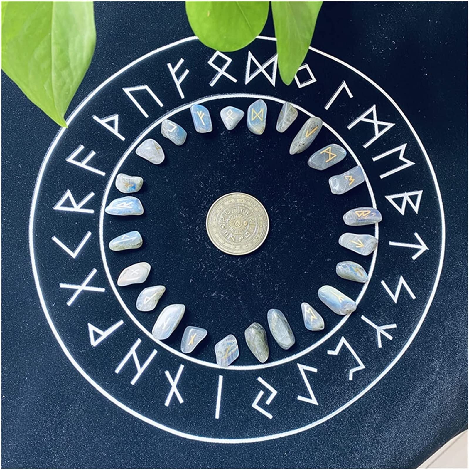 Pierre de labradorite naturelle gravée en runes pour la méditation