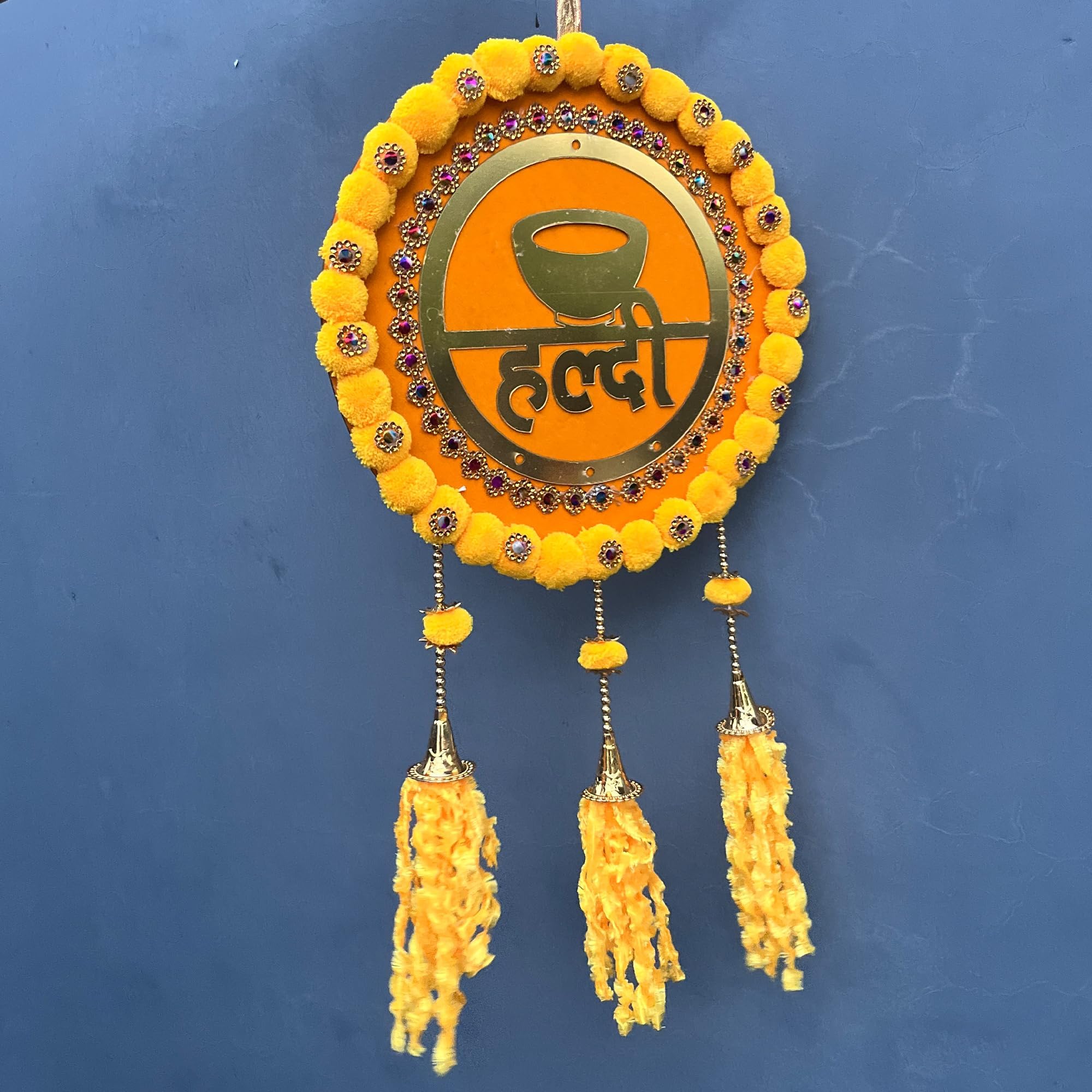 Dekoracyjne dekoracje Haldi na drzwi, artykuły do dekoracji wnętrz na ceremonię ślubną Haldi, Mehndi, Subh Vivah, Shadi Wala Ghar wisząca okrągła dekoracja (żółta, złote ozdoby)