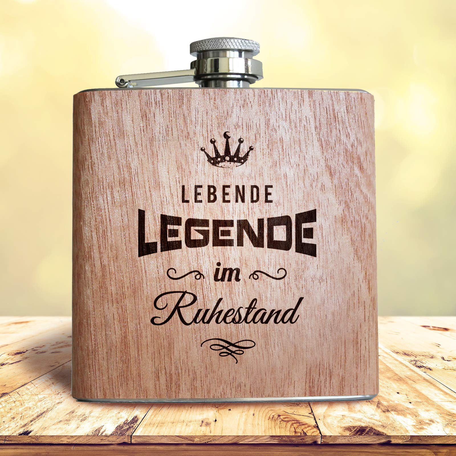 Holz Flachmann Lebende Legende im Ruhestand | Lustige Geschenk Idee zur Rente/Pension. Alkohol