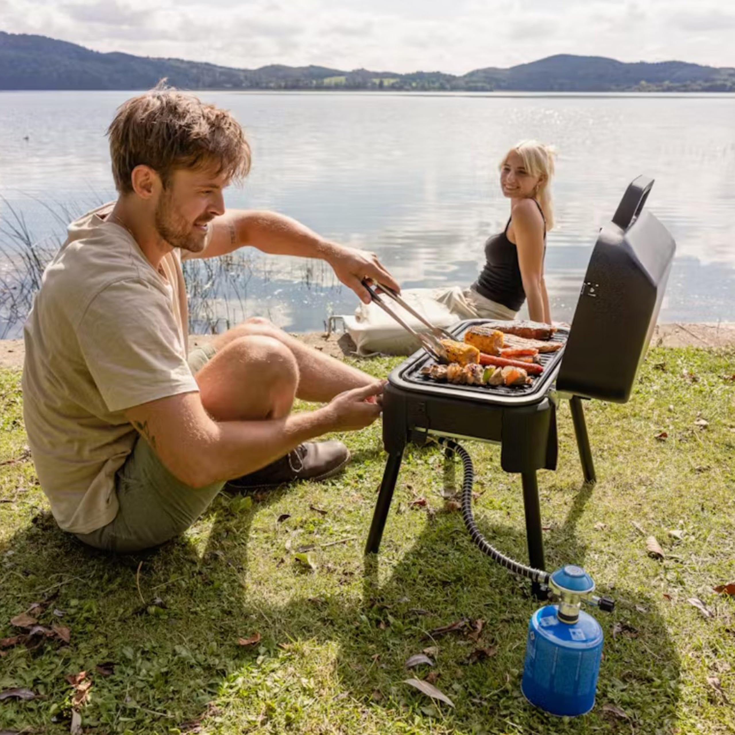 Campingaz Tour & Grill S Barbecue à gaz | Utilisable comme barbecue de table ou sur pied | Barbecue portable avec couvercle & pieds amovibles | Pour camping, balcon et terrasse | 2400 W