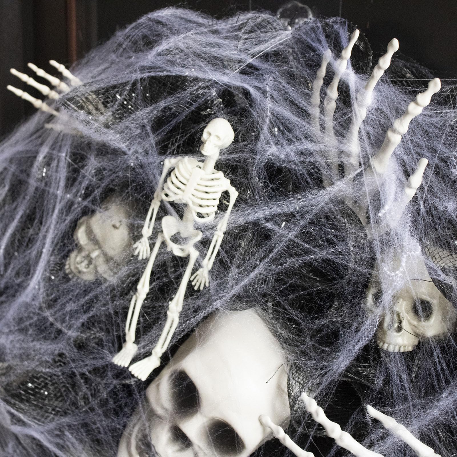 Wieniec Halloween z Dekoracją Czaszki Szkieletu i Ręki z Kości
