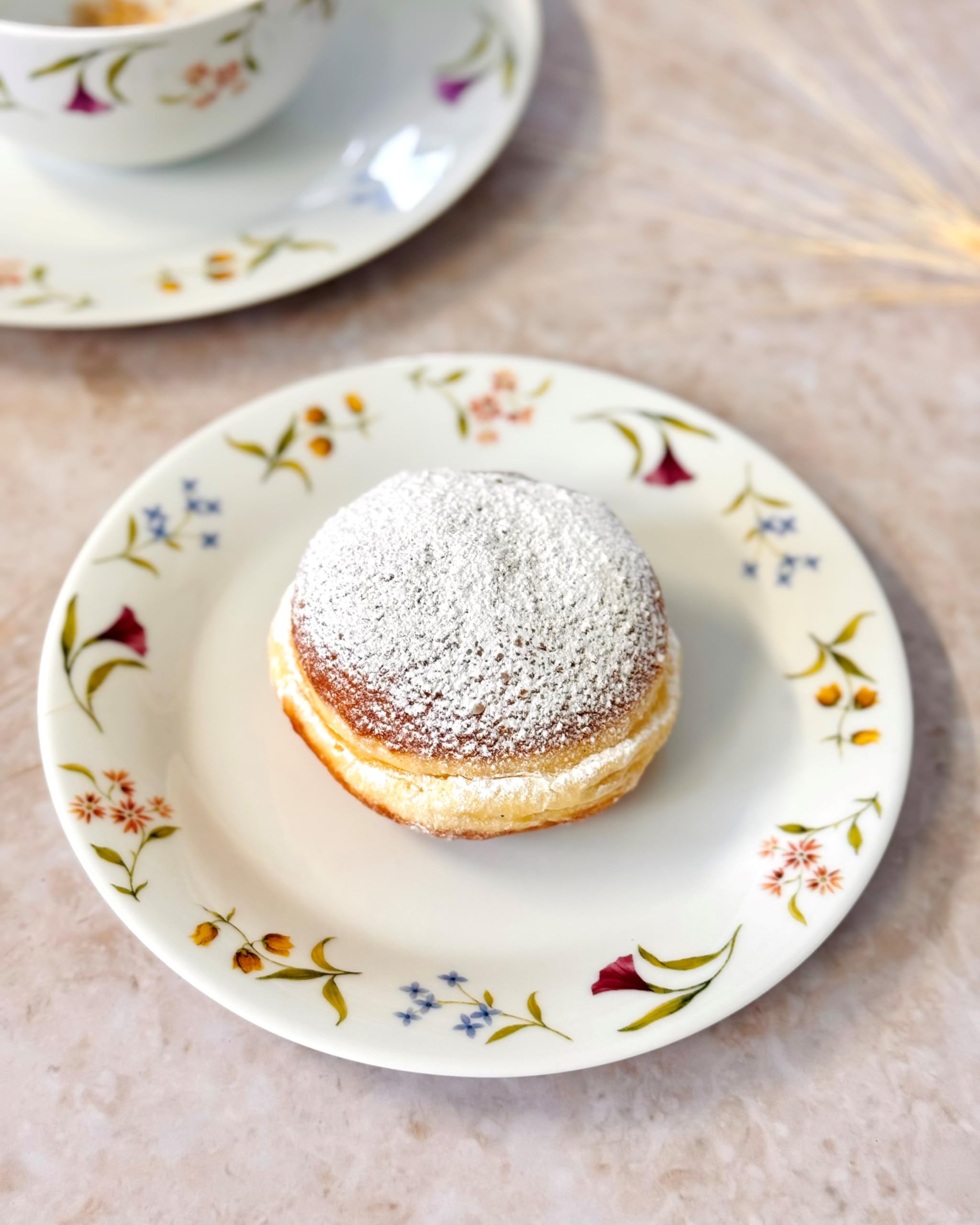 MÄSER Serie Zosma, hochwertiges Tellerset 18-tlg mit floralem Dekor, bestehend aus 6 Desserttellern, 6 tiefen Tellern und 6 flachen Tellern im Natural-Look, Porzellan, Weiß