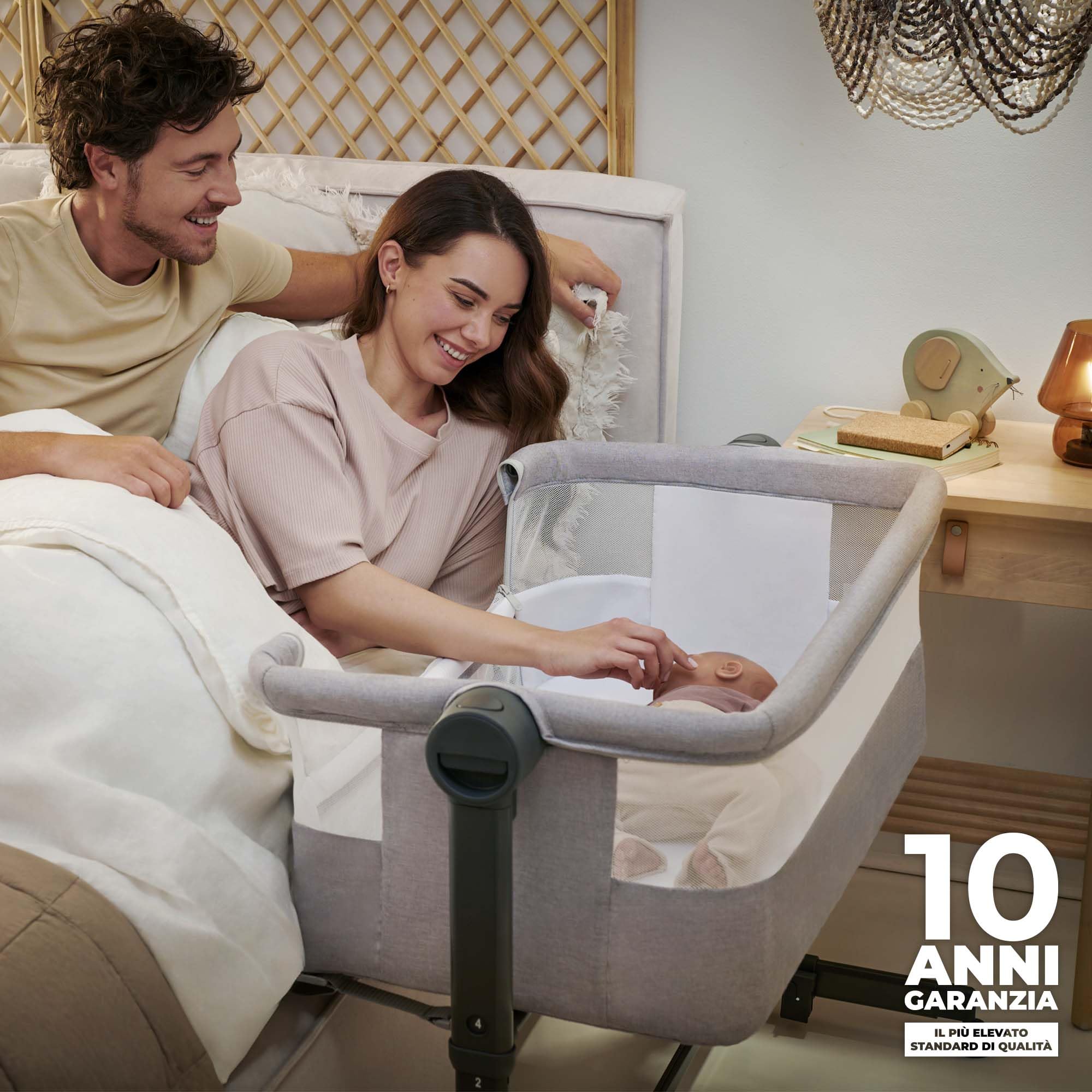 Kinderkraft NESTEE UP 2 Culla da affiancare, Lettino Co-Sleeping, 5 livelli di regolazione dell’altezza, 4 ruote per poterlo, Facile da Montare, Accessori materasso, Morbido materiale, Grigio Claro