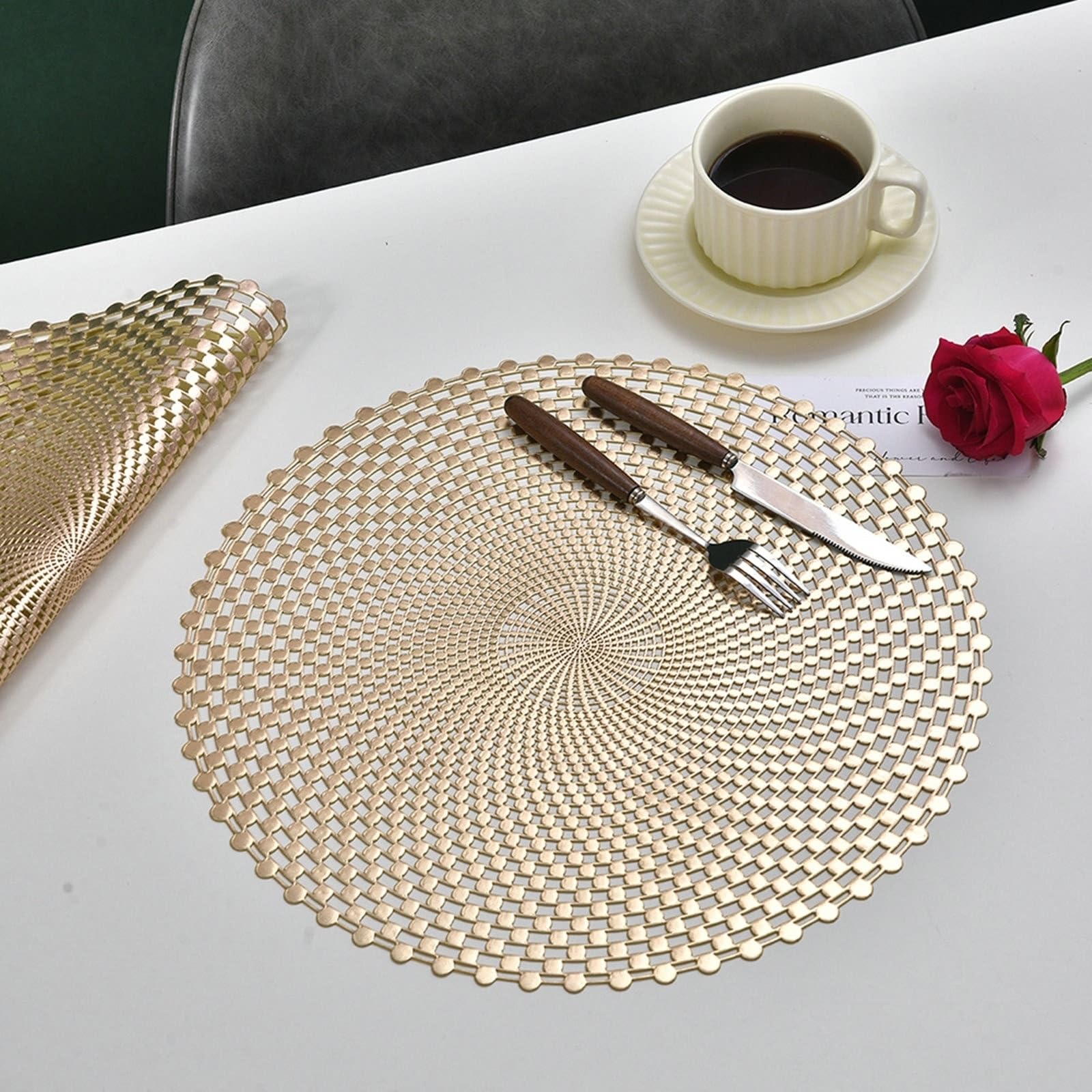 Sets de table ronds creux dorés pour repas de fête et dîners chaleureux