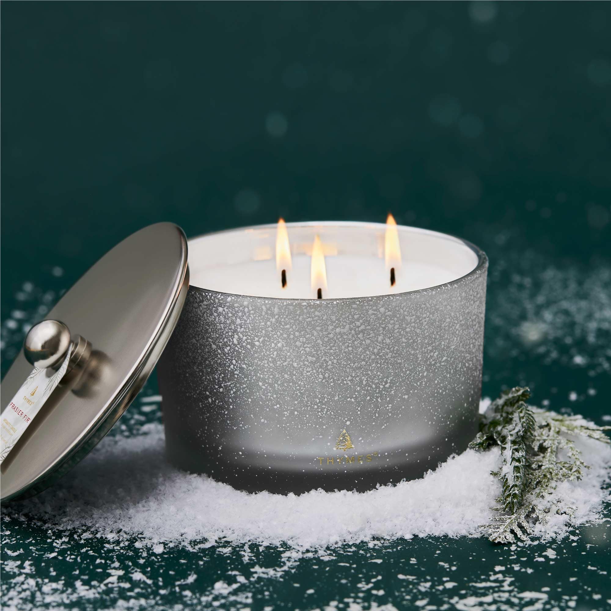 Thymes Frasier Fir Beflockte Duftkerzen im Glas, Urlaubs-Duftkerzen für Zuhause mit Noten von knackiger sibirischer Tanne, Zedernholz und Sandelholz, luxuriöse Heimdekoration, Geschenke für Frauen und