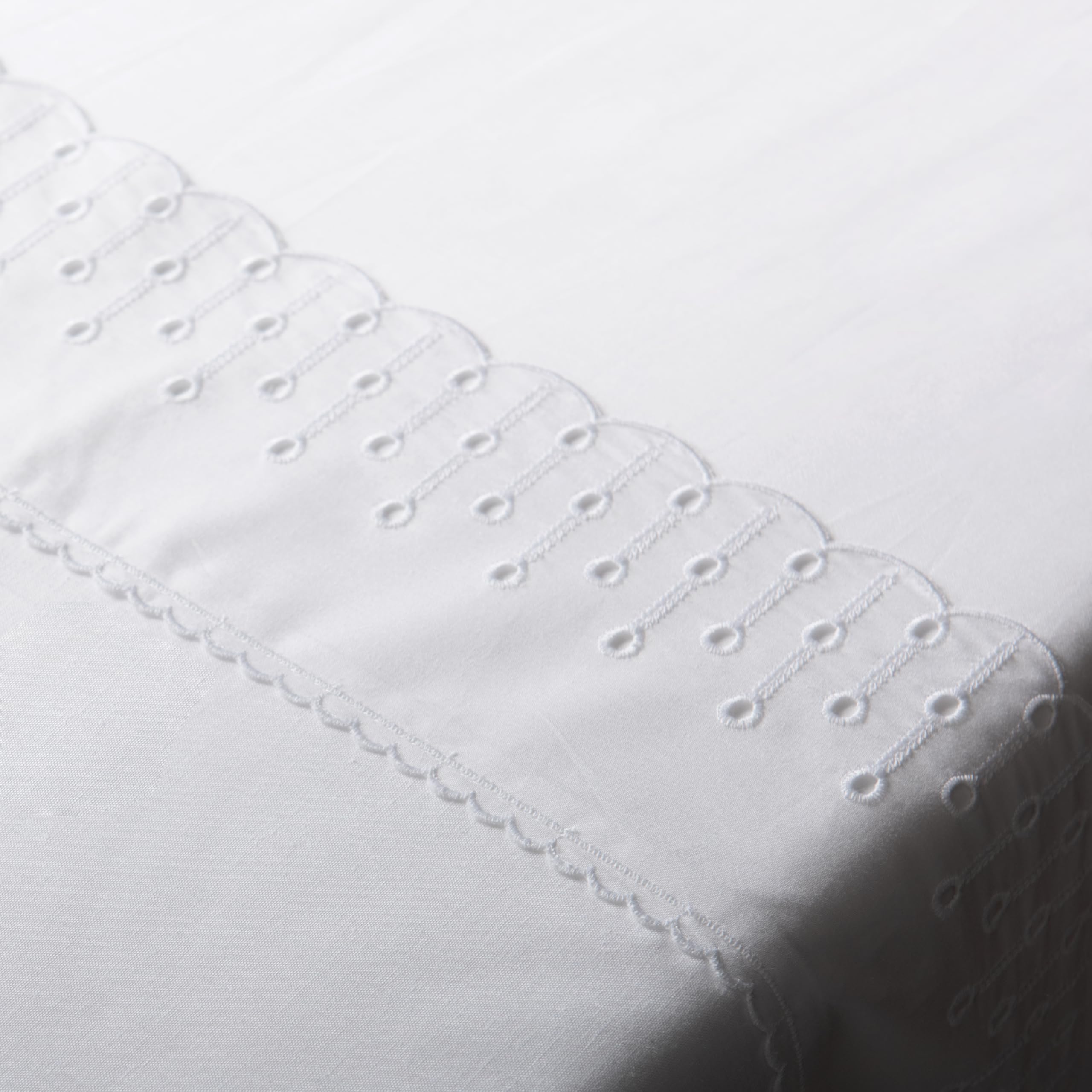 Sábanas Blancas con Bordado Blanco para Cama de 150 - Sábanas de Algodón de 200 Hilos 607 - Sábana Encimera, Sábana Bajera Ajustable y Dos Fundas de Almohada