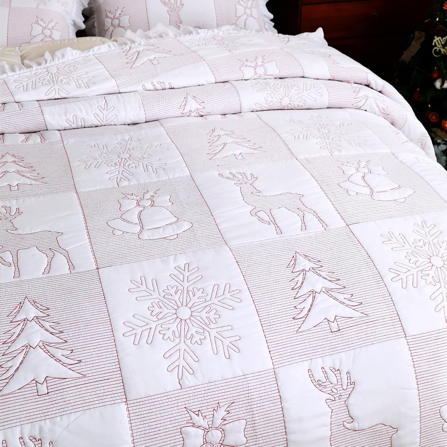 EVENHUG Christmas Quilts Set Queen Size 3 Piece Patch Bedding Set Reversible with 2 Pillow Shams Bedspread Coverlet Lightweight Soft Bed Cover for All Season(White,106"X96")