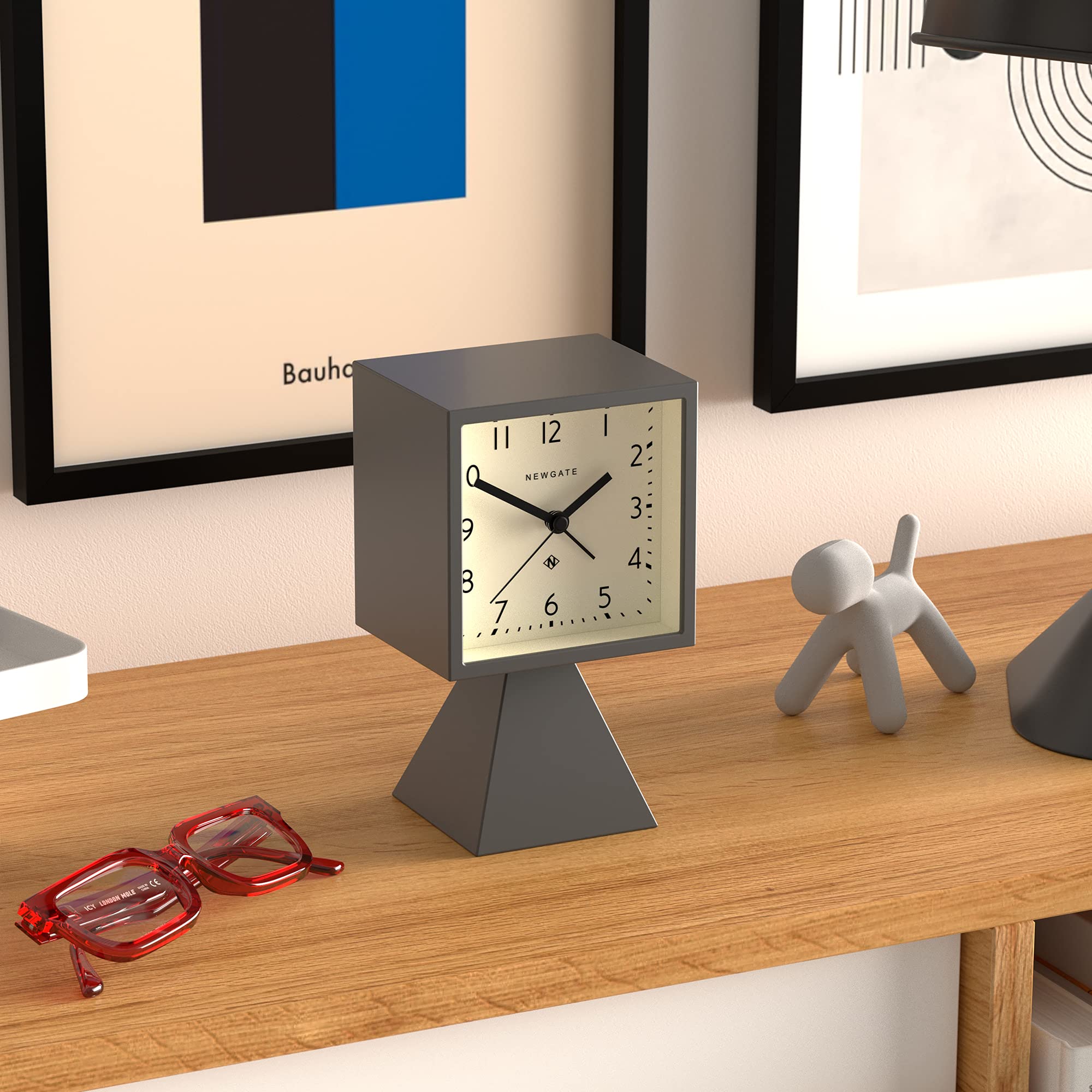 HIP HOP, Orologio da Tavolo, Sveglia Analogica – Movimento Solo Tempo al Quarzo Alimentato a Batteria, Quadrante Bianco con Logo, Cassa in Resina Rossa