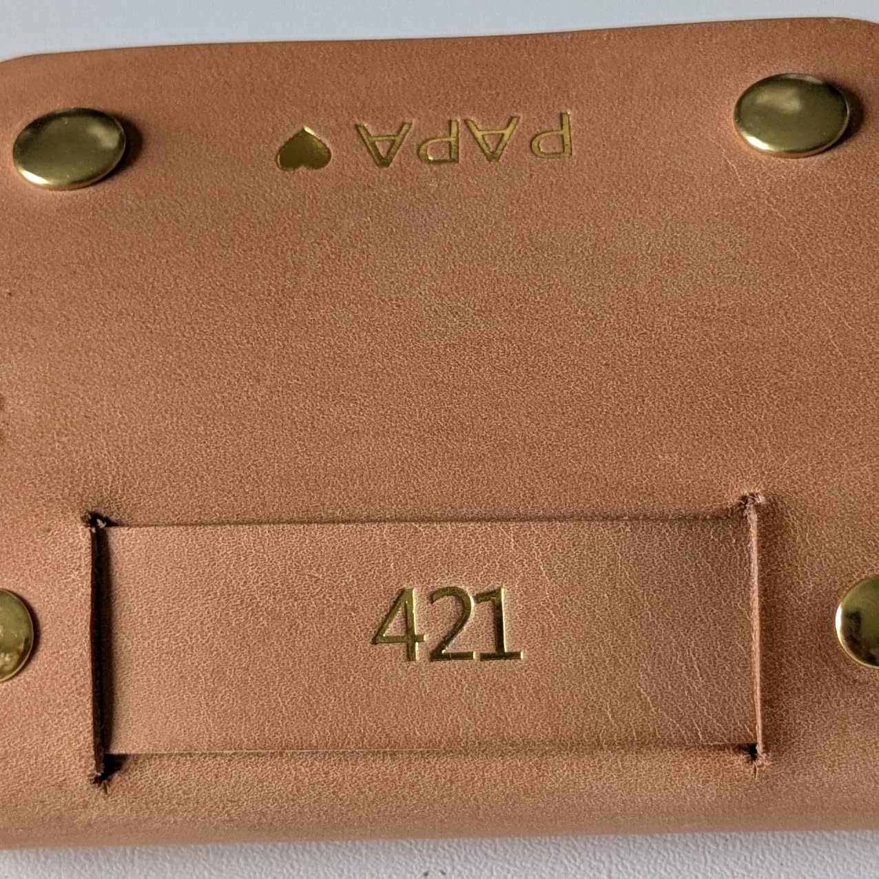 Jeu de 421 dans Un étui en Cuir véritable, fabriqué à la Main en France. Personnalisation pour Cadeau.