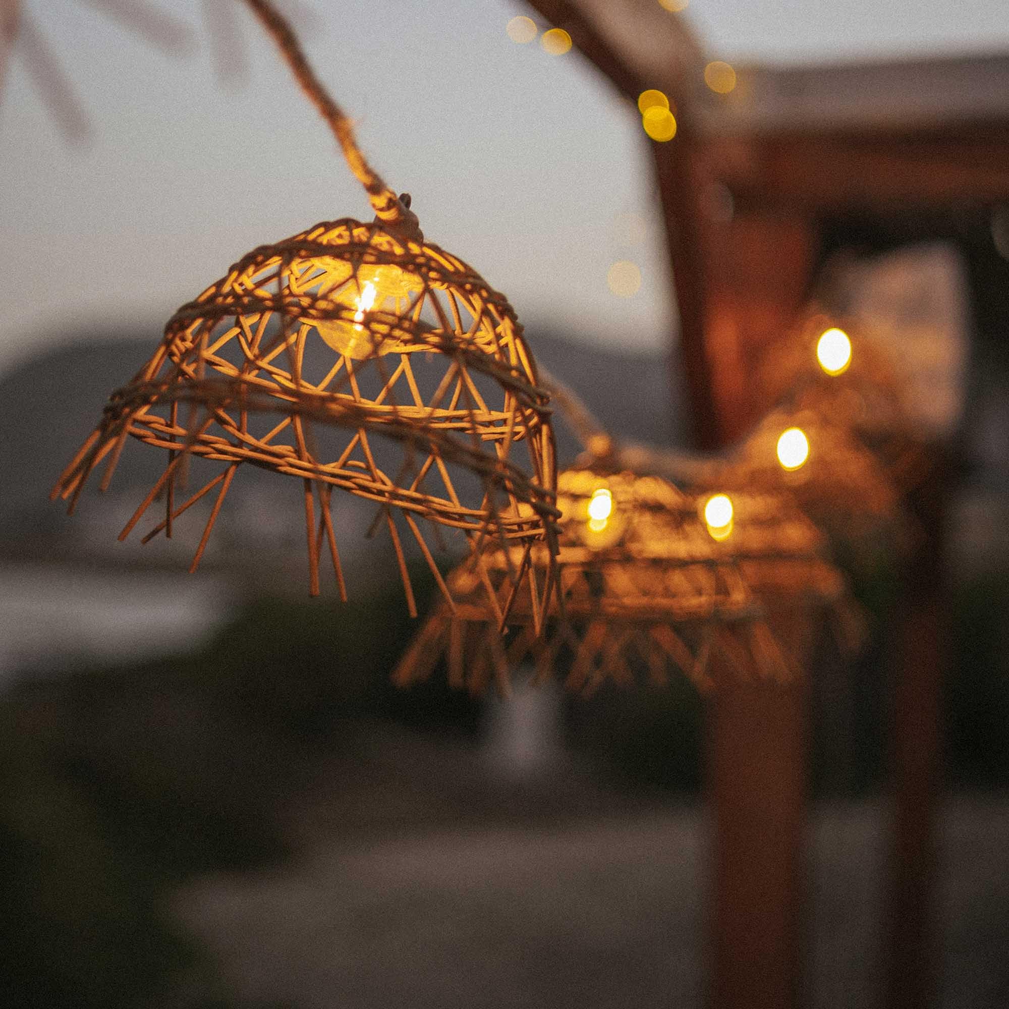 newgarden Alma dekorative Lichterkette mit 800 cm langem Kabel, Jutetyp und Solarladung, wiederaufladbar, warmes LED-Licht, ideal für den Innen- und Außenbereich, entworfen in Spanien