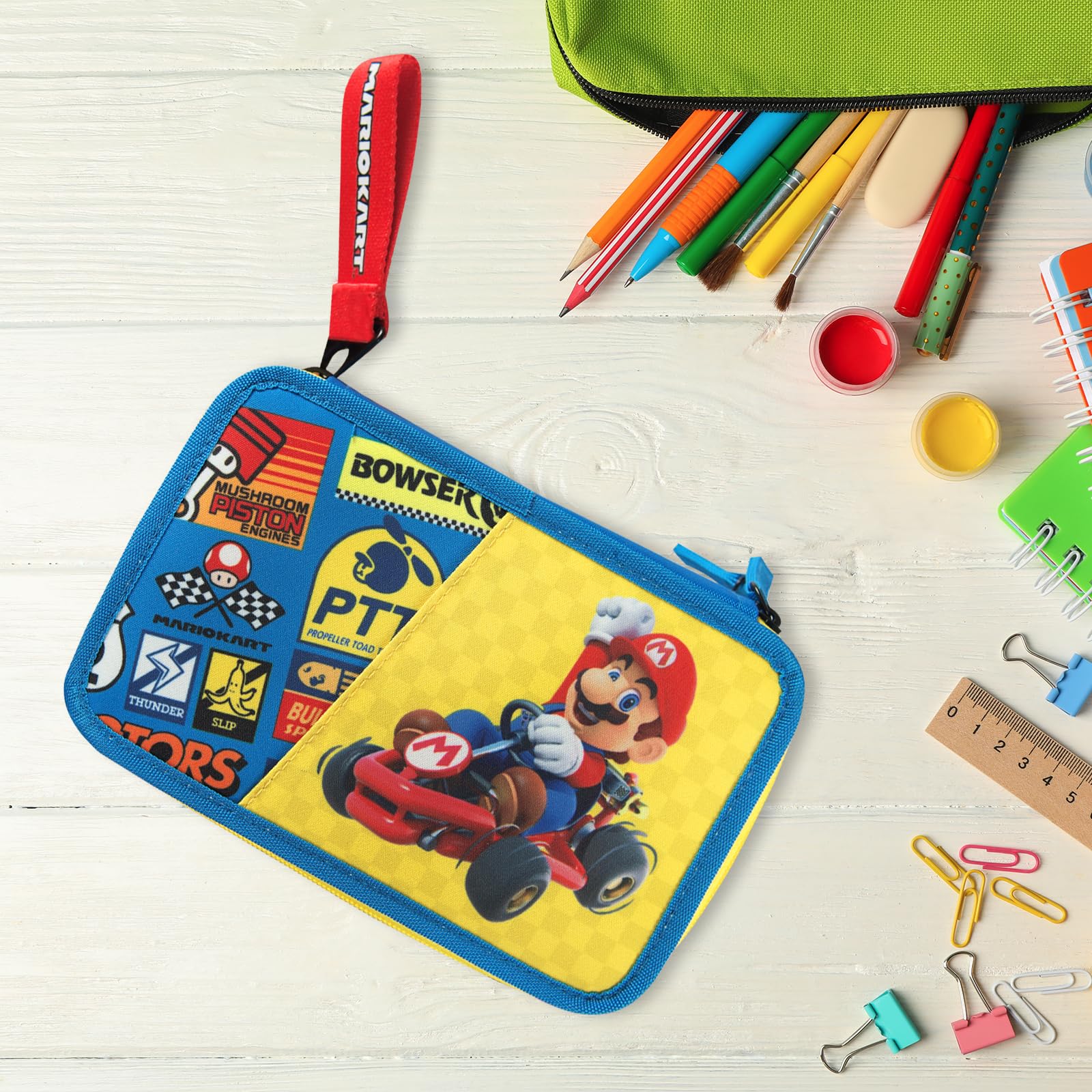 MARIO KART - Astuccio Scuola Ufficiale Mario Kart, Astuccio 3 Scomparti Bambino e Bambina con Set Cancelleria, Penna Cancellabile Blu e Pratica Chiusura a Zip