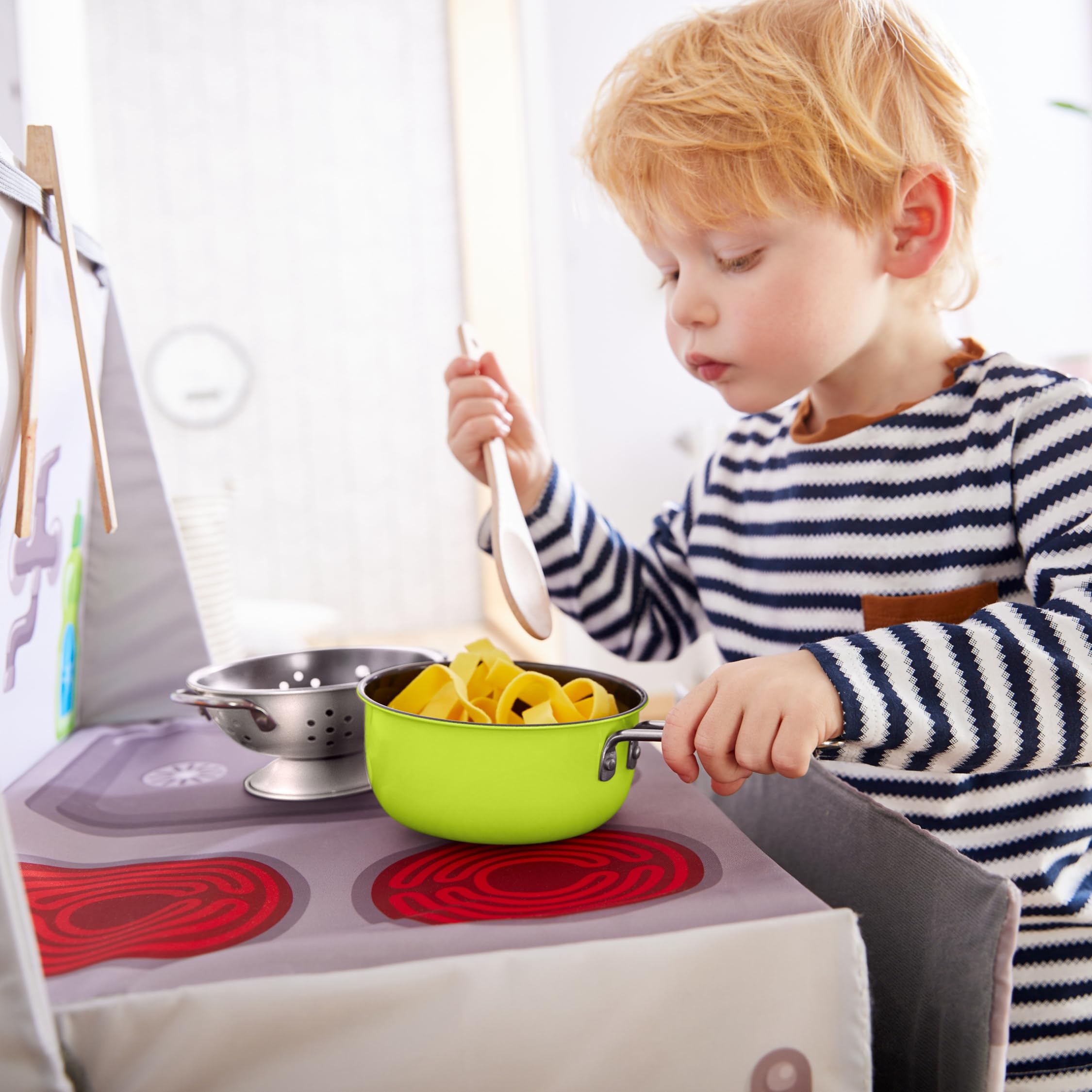 HABA 305133 - Set Cucina Italiana, Accessori per la Cucina dei Bambini, con pentola e Molti Strumenti di Gioco, Giocattolo per Bambini dai 3 Anni in su, Perfetto per Giochi di Ruolo