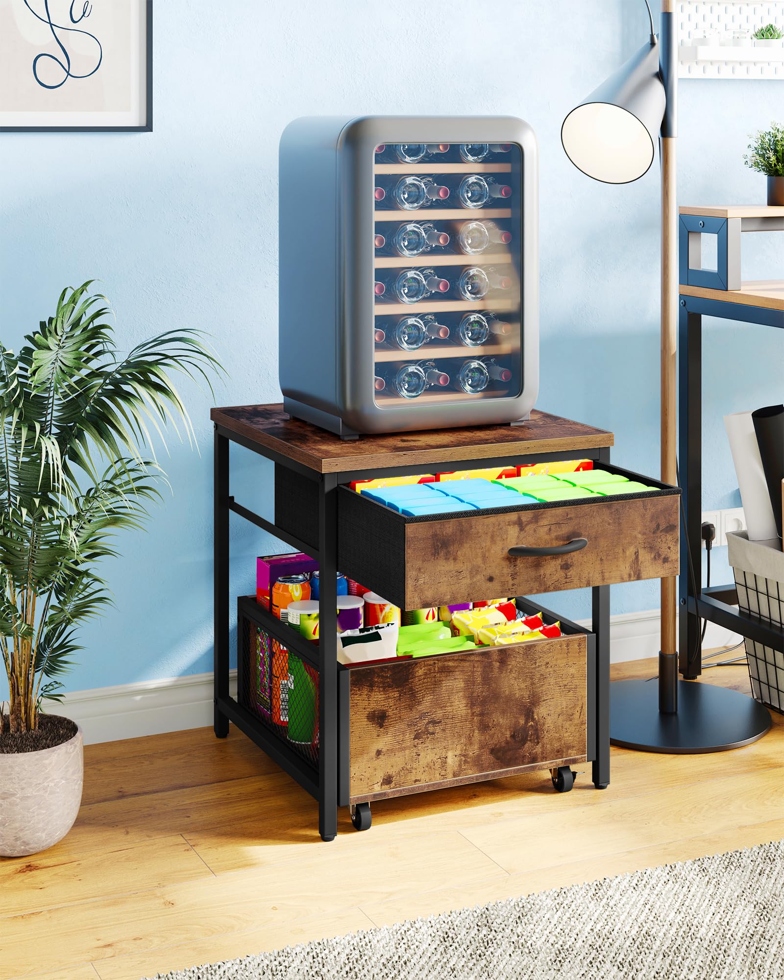 CHOEZON Mini-Kühlschrankständer mit Beweglichem Korb, Multifunktionale Beistelltische, Mini-Kühlschranktisch, Kühlschrank Unterschrank für Büro und Schlafzimmer, Vintagebraun und Schwarz DTBZ55BF