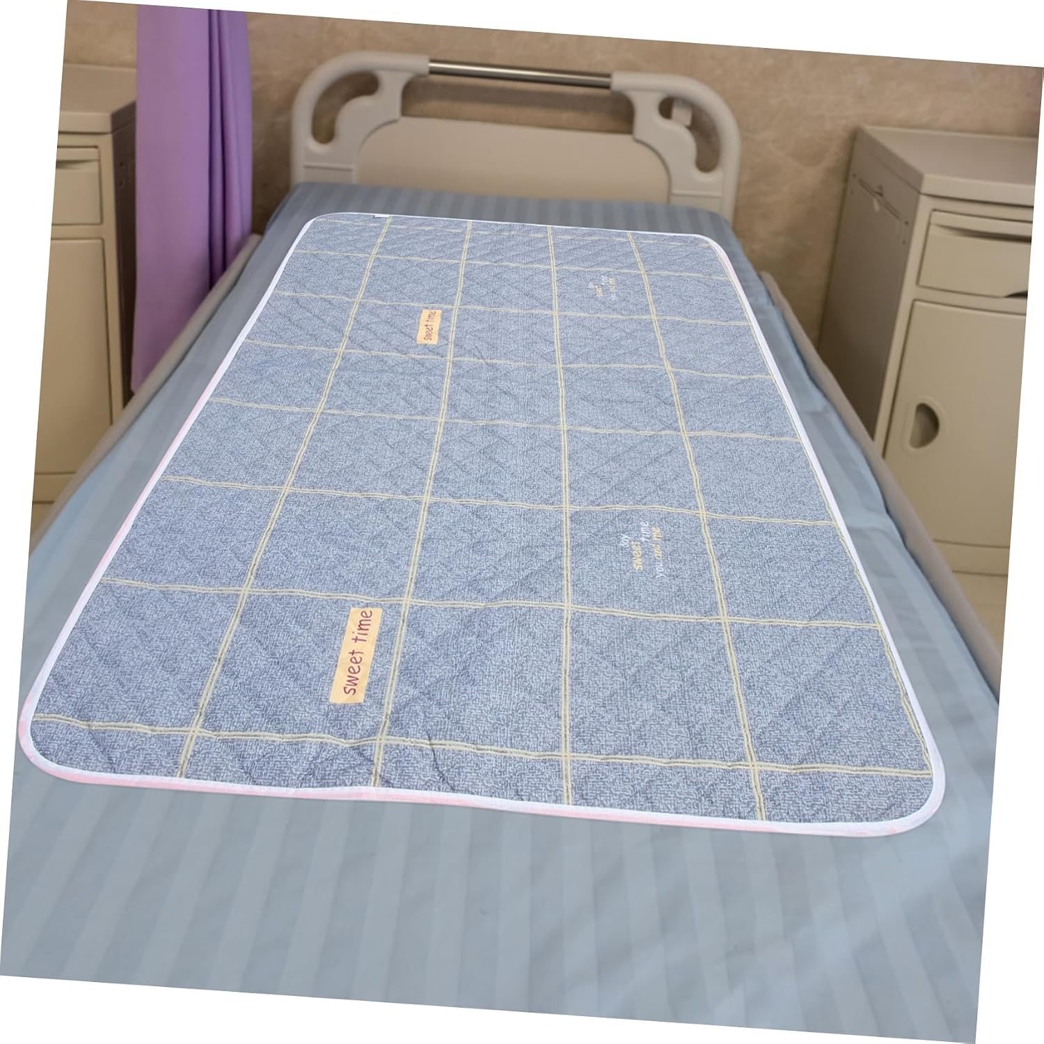 Ipetboom Washable Incontinence Bed Pad for Adults and Seniors Thick Cotton Diaper Mat with Strong Absorption Reusable Bed Protector for Elderly Patients and Night Use Random Color