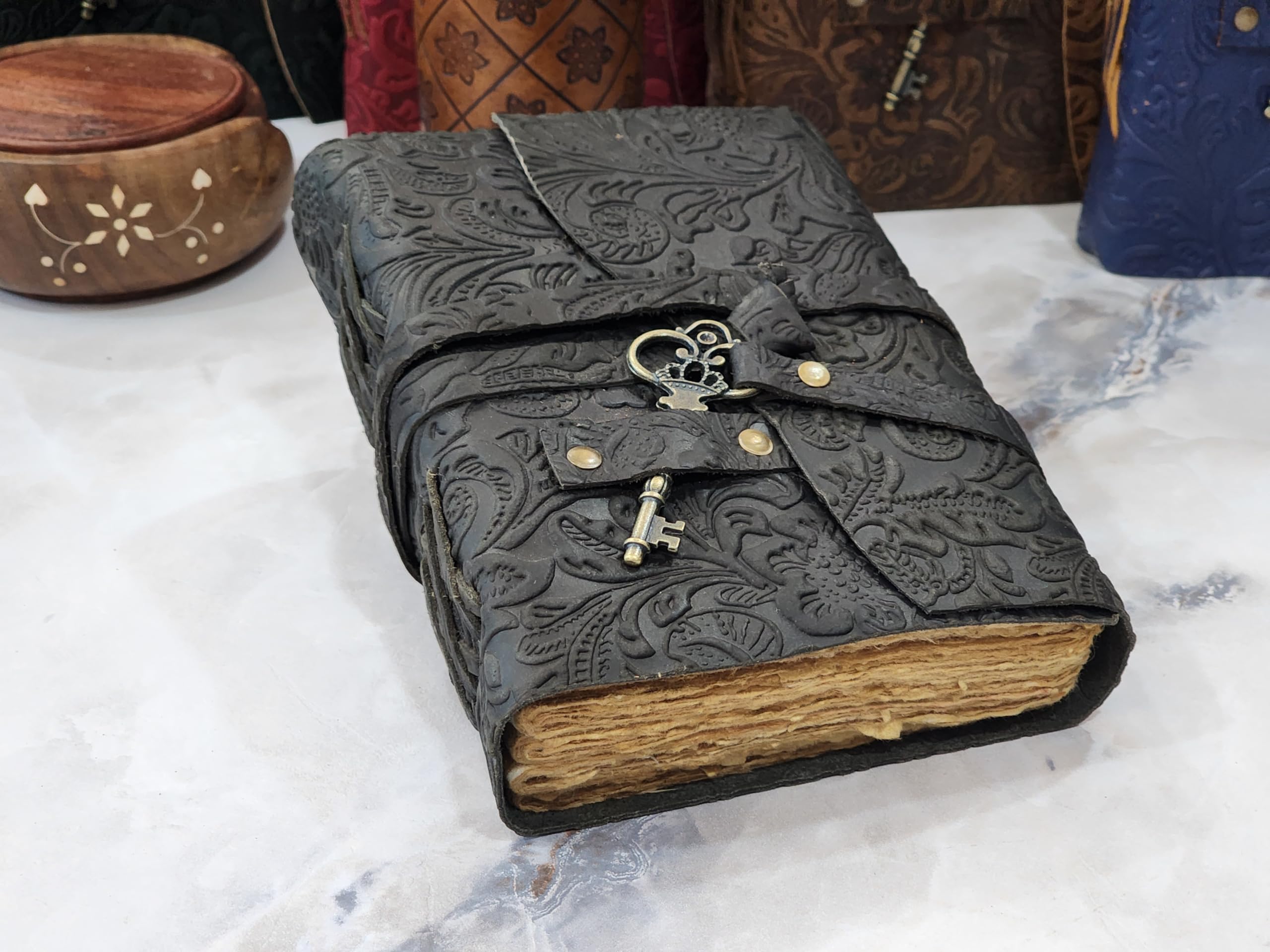 Journal de voyage en cuir gaufré avec clés anciennes et pages vintage faites à la main – Carnet de croquis en cuir – Carnet d'ombres – Grimoire en cuir (noir, 20,3 x 15,2 cm)
