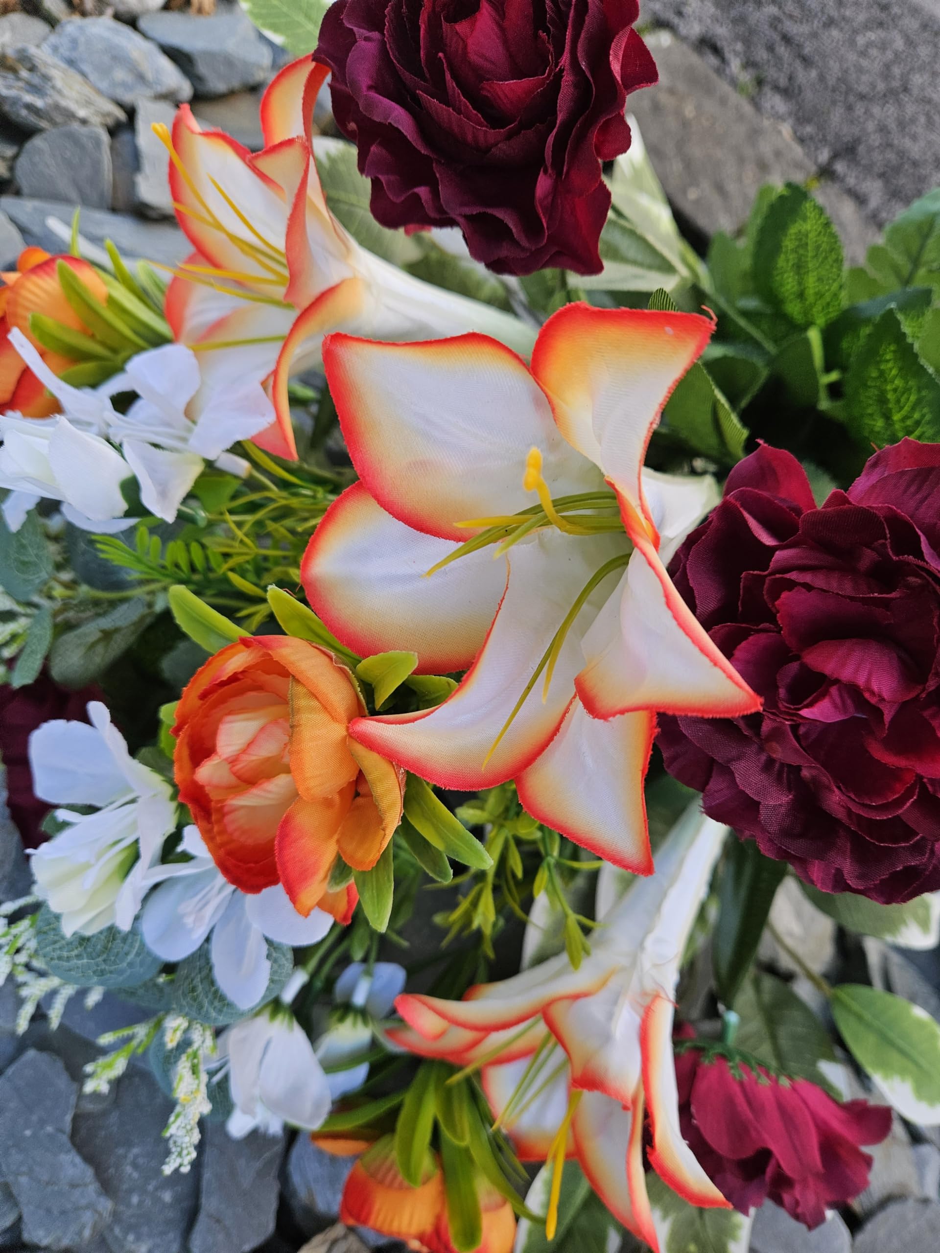 Composition de Fleurs Artificielles en Cône Lesté Ciment pour Une Parfaite Tenue à L' extérieur. Réalisé par nos Soins, Réalisé par nos Soins, Fleurs de Qualité.