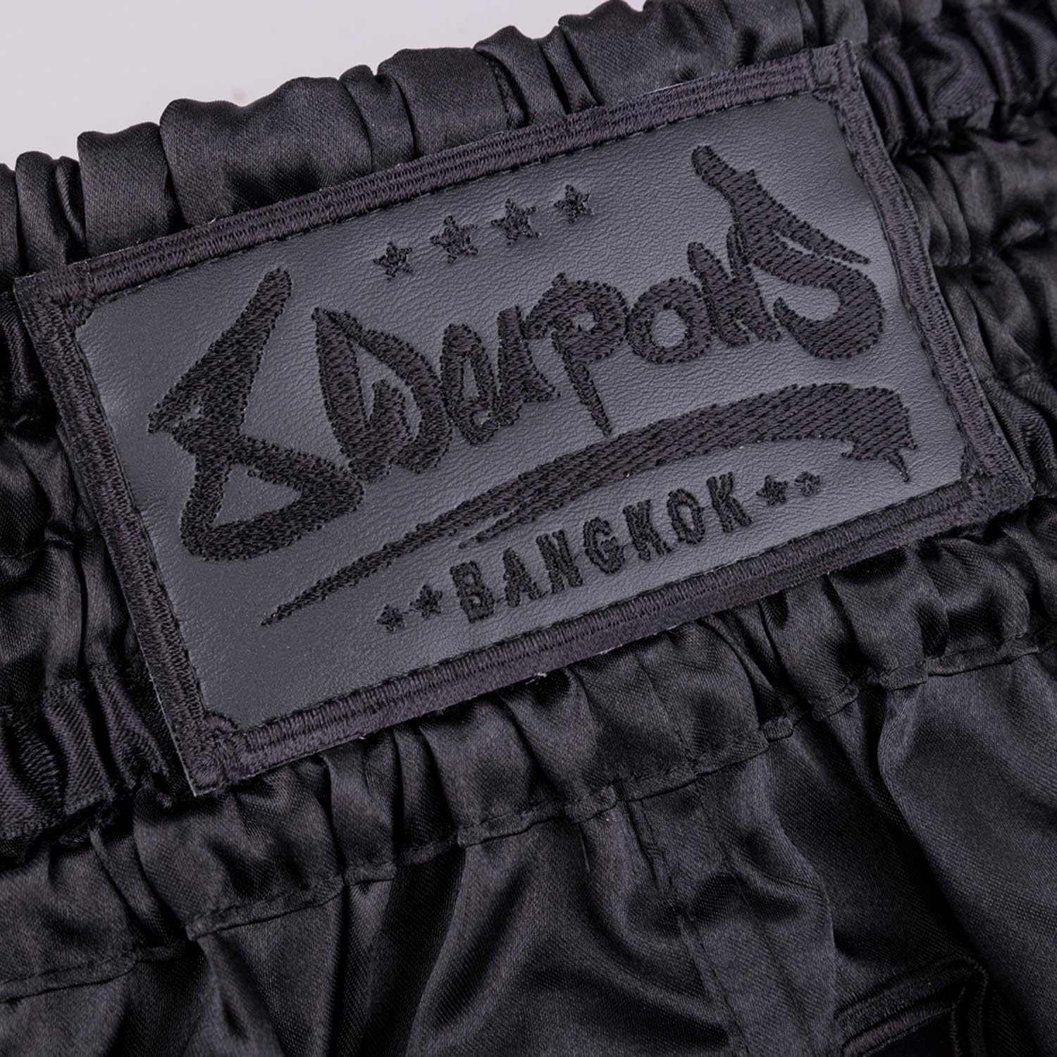 8 WEAPONS Muay Thai Shorts Bangkok, Schwarz-Matt, Kickboxhose für Training & Wettkampf, Thaibox Shorts Polyester, Atmungsaktiv, Langlebig, Kampfsporthose für MMA, K1, Boxen, Thai Boxen