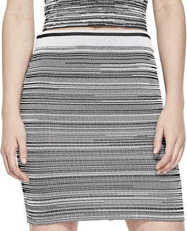 Amazon.com: GUESS Kaya Space-Dyed - Mini pantalones cortos casuales para  mujer, Negro azabache., S : Ropa, Zapatos y Joyería