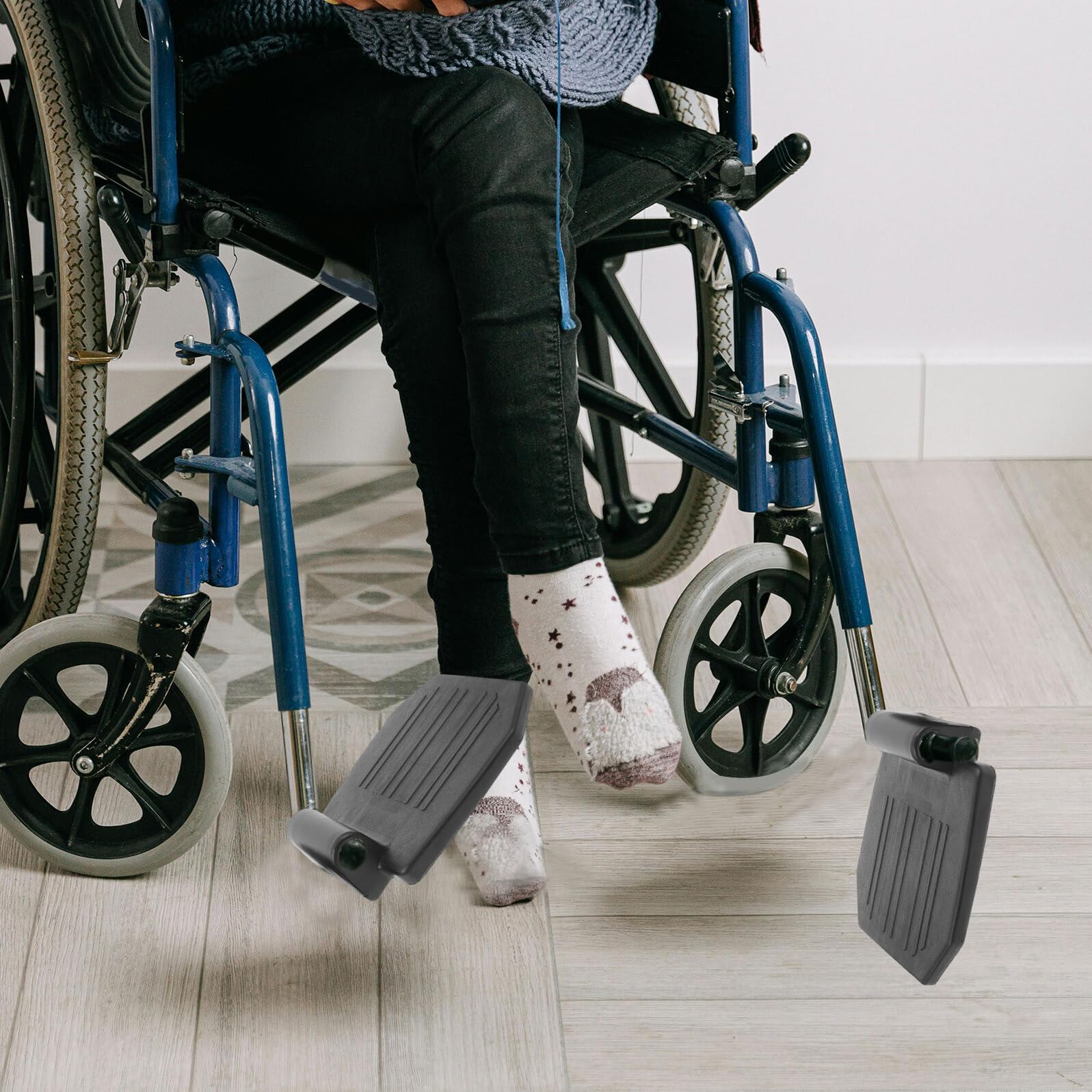 2 pezzi Poggiapiedi per Sedia Rotelle Pedana Elevabile Ergonomica e Resistente con Supporto Rinforzato Ricambio Pratico per Anziani e Disabili