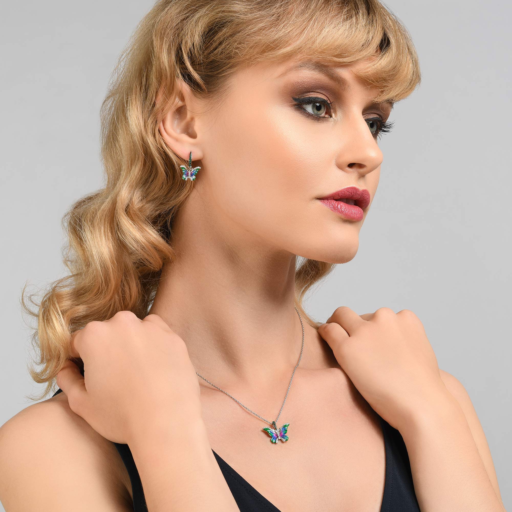 Namana atemberaubende Schmetterlings-Ohrringe für Damen. 925 Sterling Silber Ohrstecker für Frauen mit grünen und weißen Zirkonia Edelsteinen und bunten Emaille Details. Silber Ohrhänger