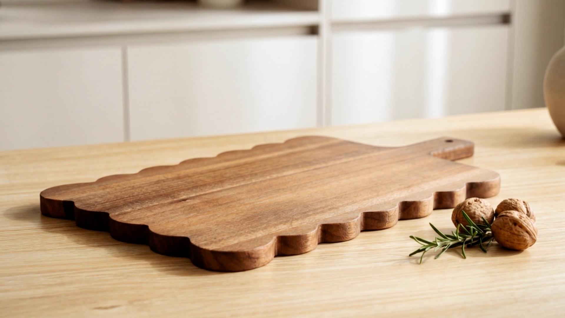 Tabla de cortar de madera con borde ondulado y asa miniatura 7