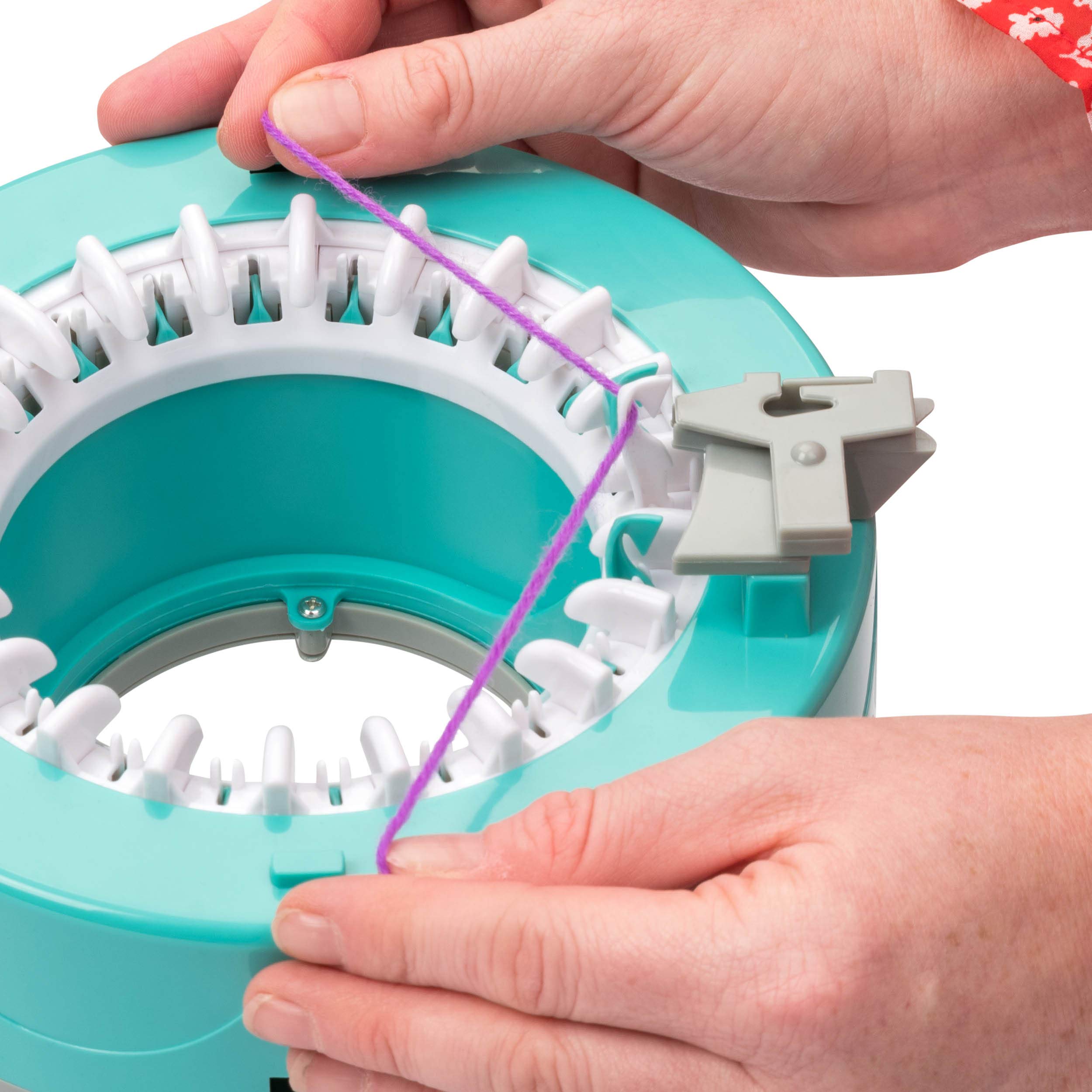 Knitting Circle Station for Kids | Kit de Manualidades para niños para Principiantes, máquina de Tejer pequeña, Guantes de Punto, Sombreros y Bufandas con Hilos de Dos Colores