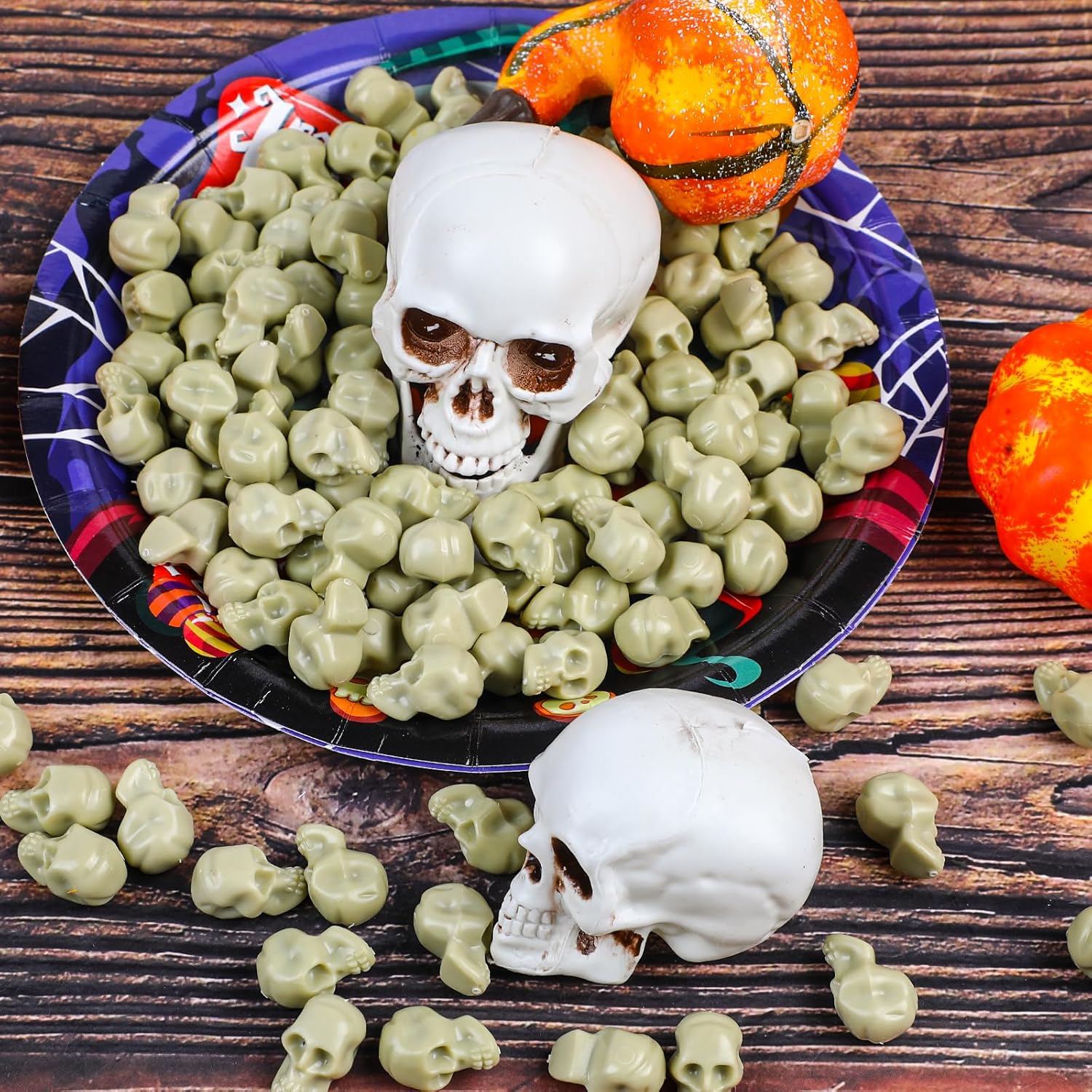 KIMOBER 100PCS Mini Skulls Heads Miniature Figurines,Small Plastic Realistic Halloween Skeleton Skulls Head Prank Props for Party Bar Home Table Decorations