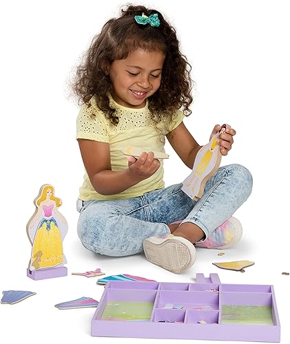 Miniatura 3 de Juego de princesas de madera con vestidos magnéticos para vestirlas de La Bella Durmiente y Blancanieves de Melissa  Doug más de 40 piezas