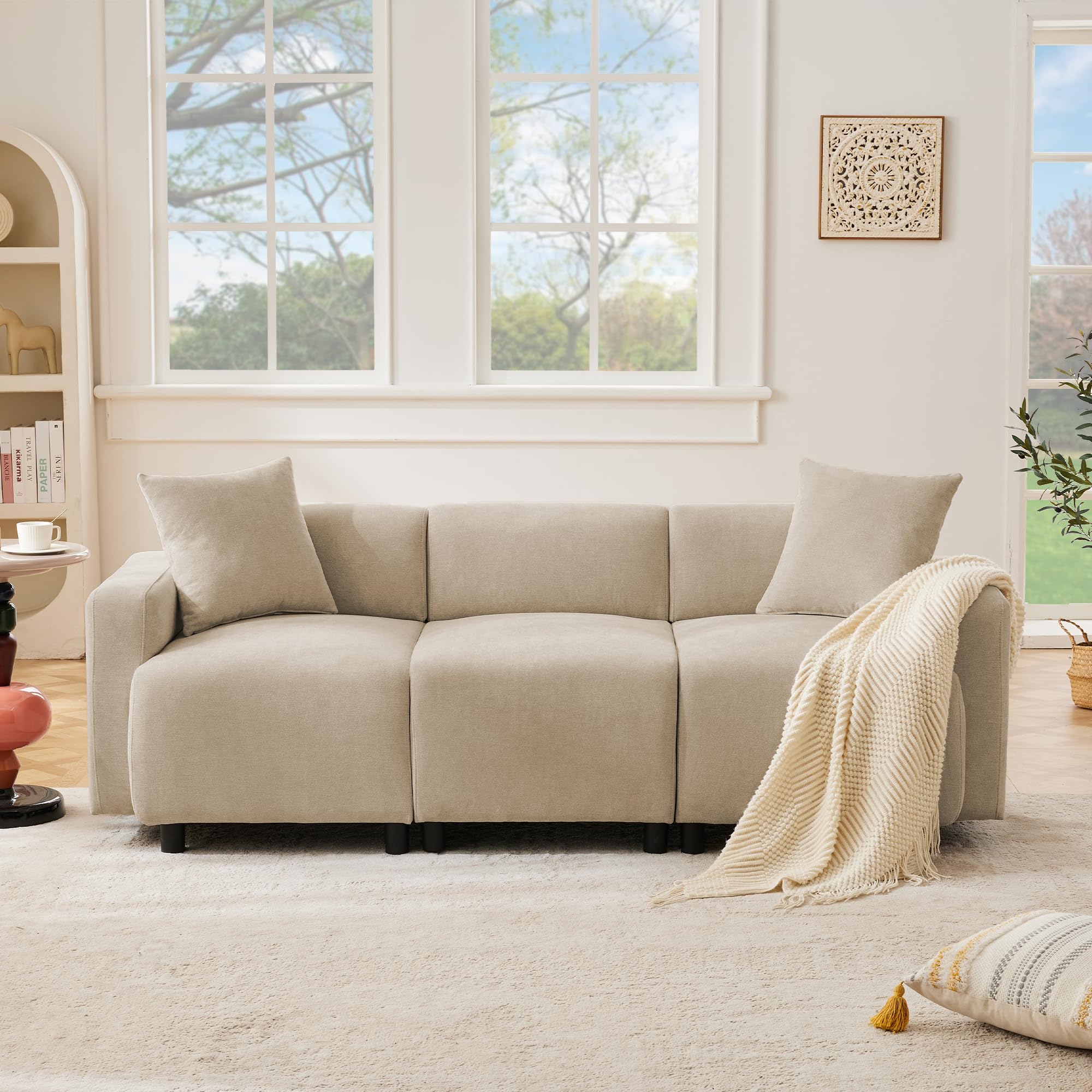 Divano a 3 posti, design moderno, con cuscino decorativo, beige