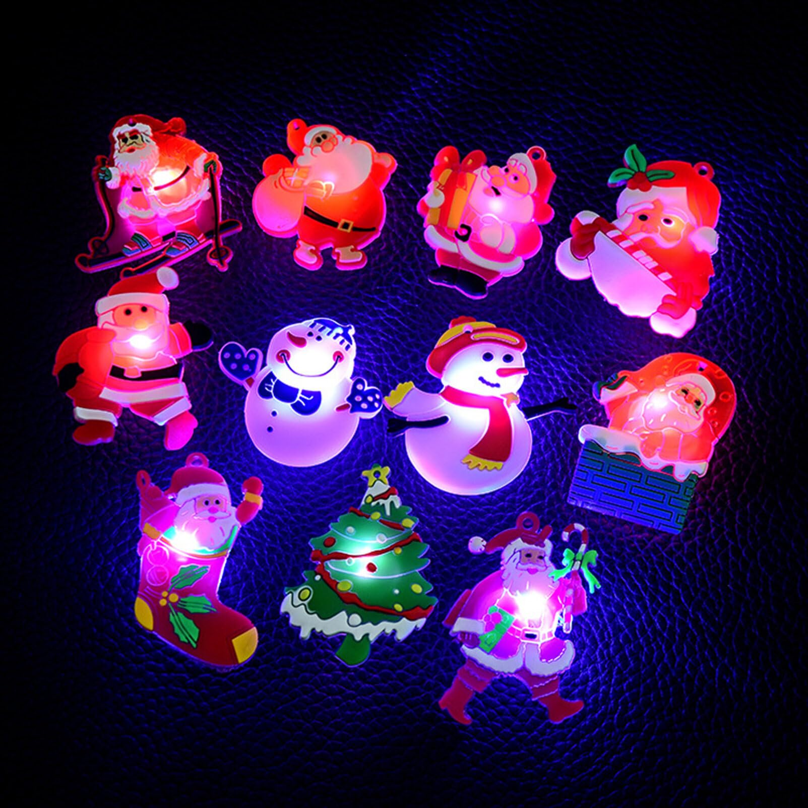 Uonlytech Lot de 12 broches de Noël lumineuses en plastique avec différents motifs de Père Noël et d'hiver pour fête de Noël et décoration festive