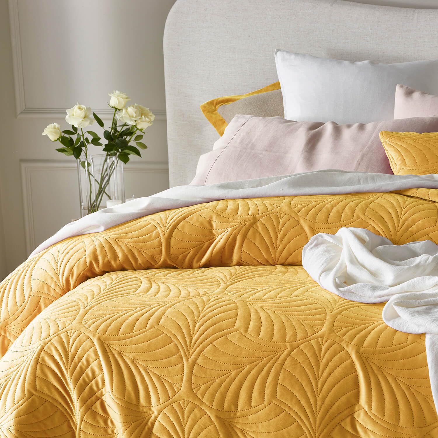 ROOM99 Feel Elegante Colcha en Mostaza 240 x 260 cm - Manta Versátil para Sofá Cama o Sofá - Estilo Ideal como Cama de Terciopelo