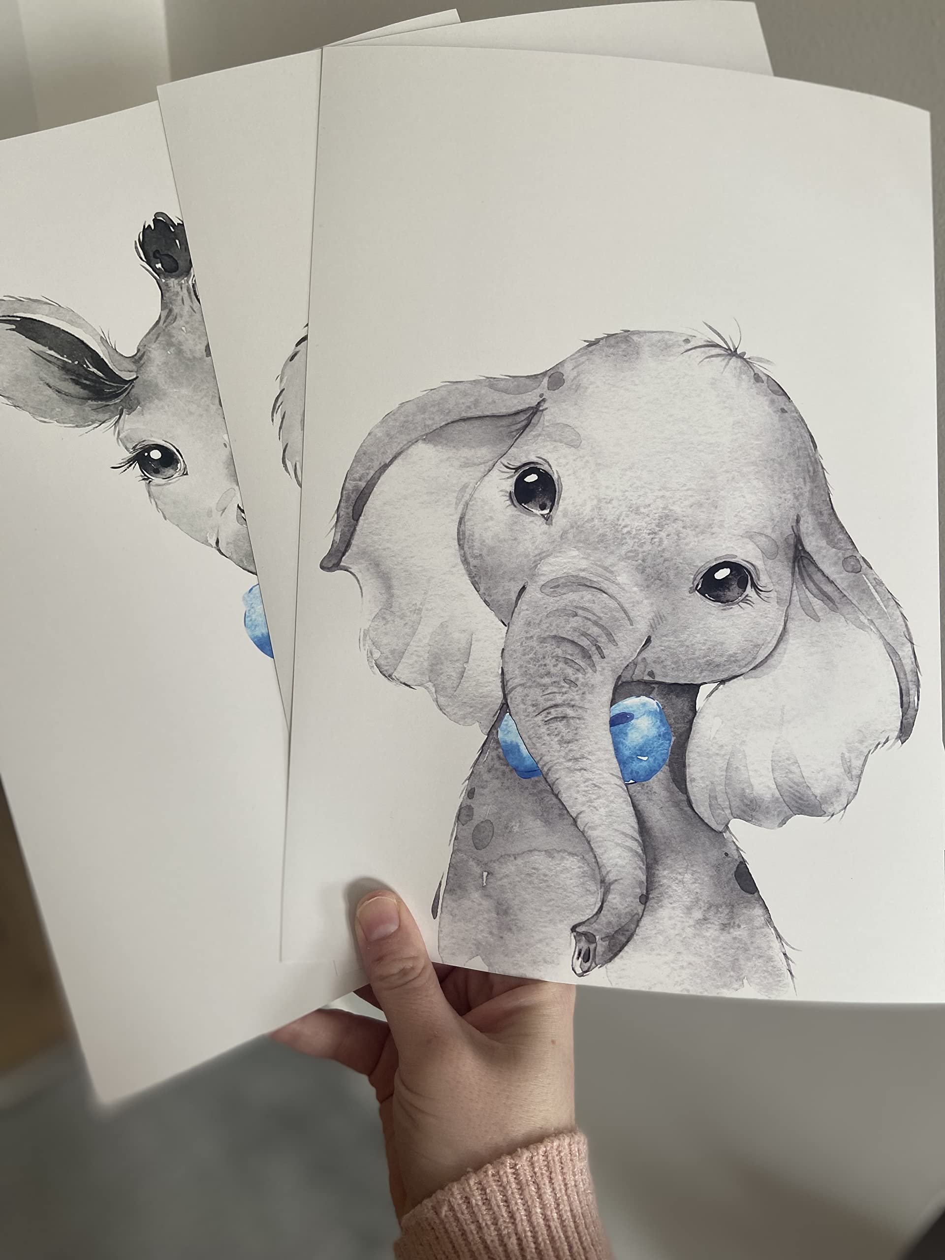 Eviepops Prints Set di 3 Stampe Safari Cameretta Bambini, Poster Animali Elefante Leone Giraffa con Fiocchi Azzurri, Senza Cornice, Decorazione Parete, Idea Regalo Neonato(A3)