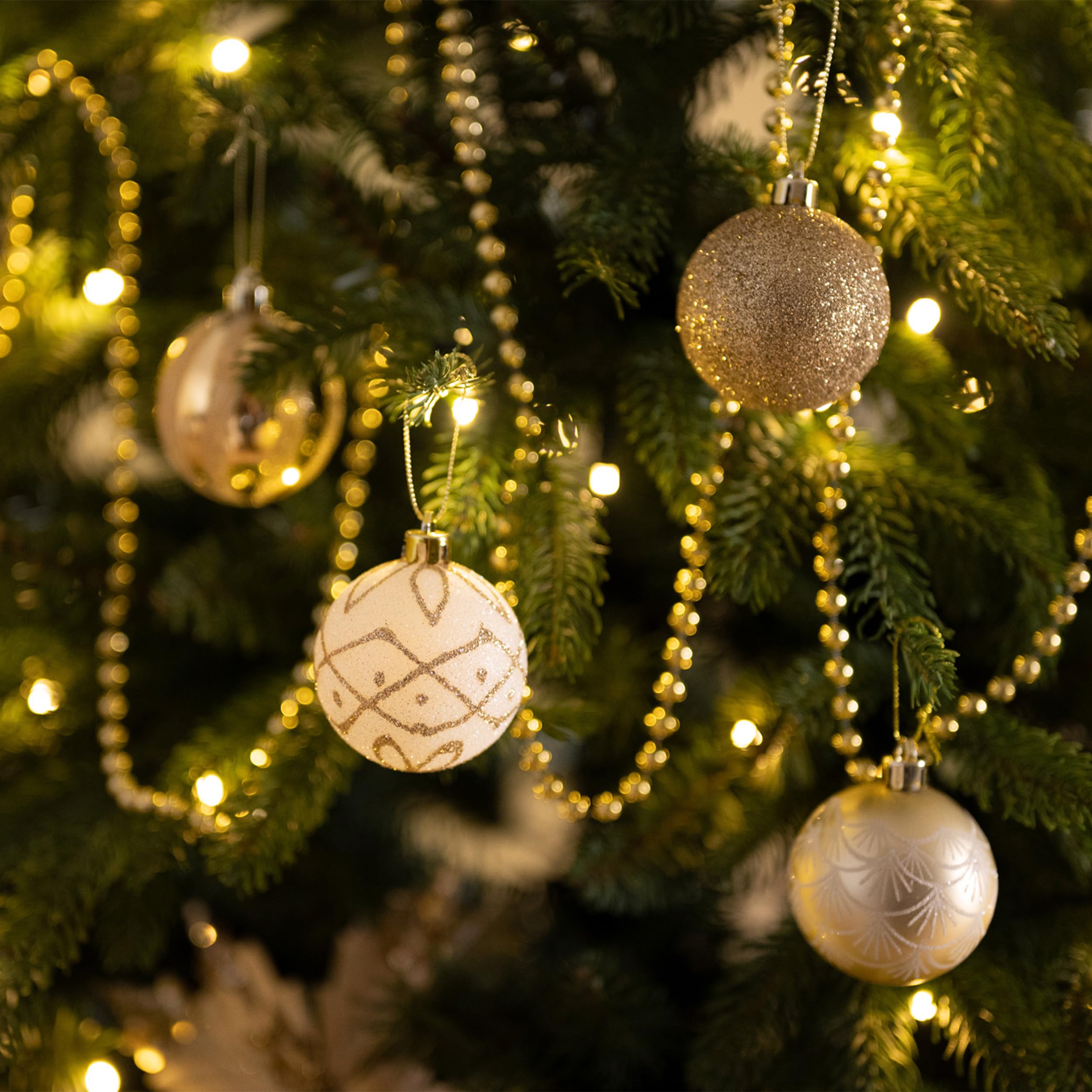 Valery Madelyn Lot de 30 boules de Noël - 5 cm - En plastique incassable - Décoration de Noël avec pendentif pour fête - Thème élégant - Blanc doré (M)