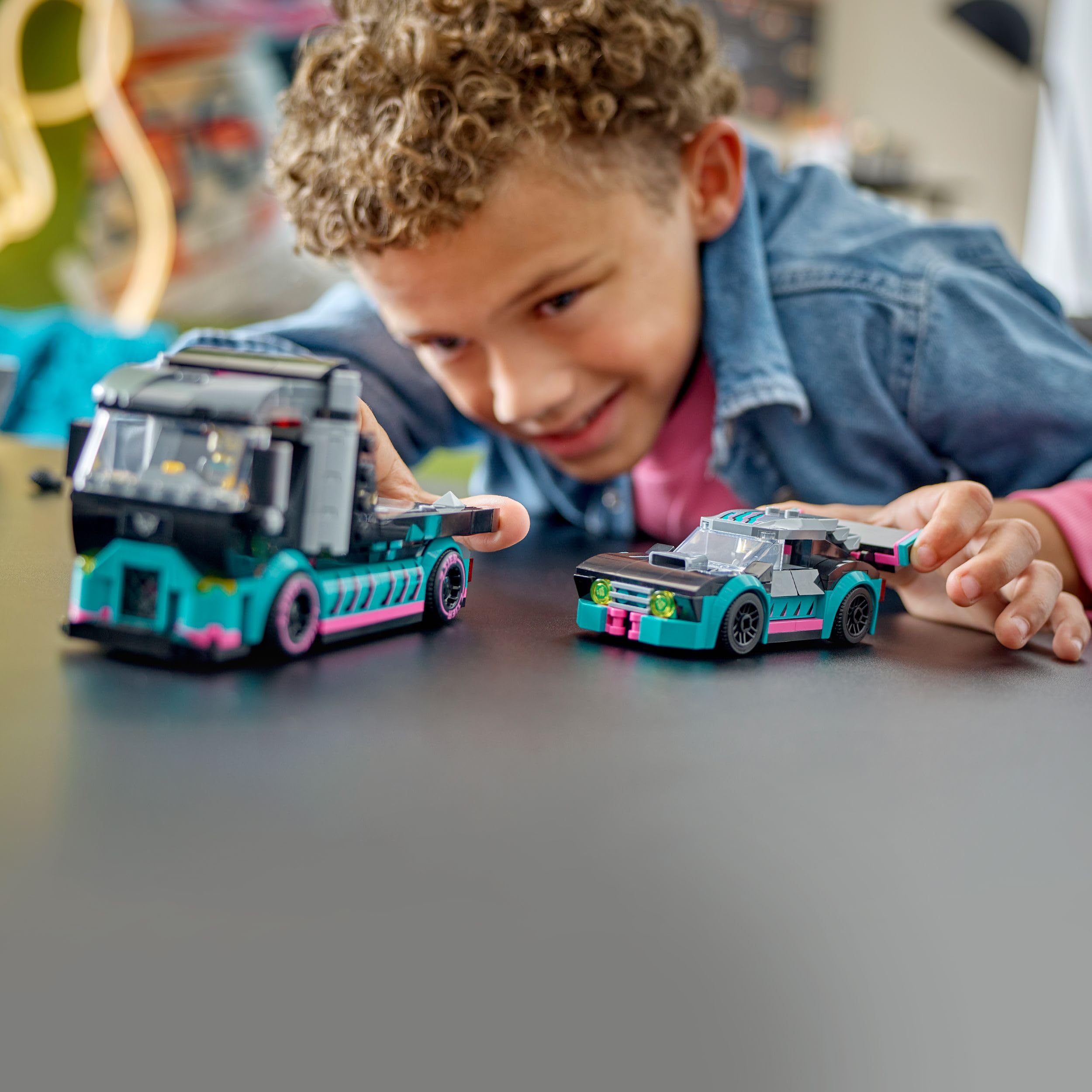 LEGO City Coche de Carreras y Camión de Transporte de Juguete, Juego de Construcción con Vehículo de Competición, Minifiguras de Piloto y Camionero, Regalo para Niños y Niñas de 6 Años o Más 60406