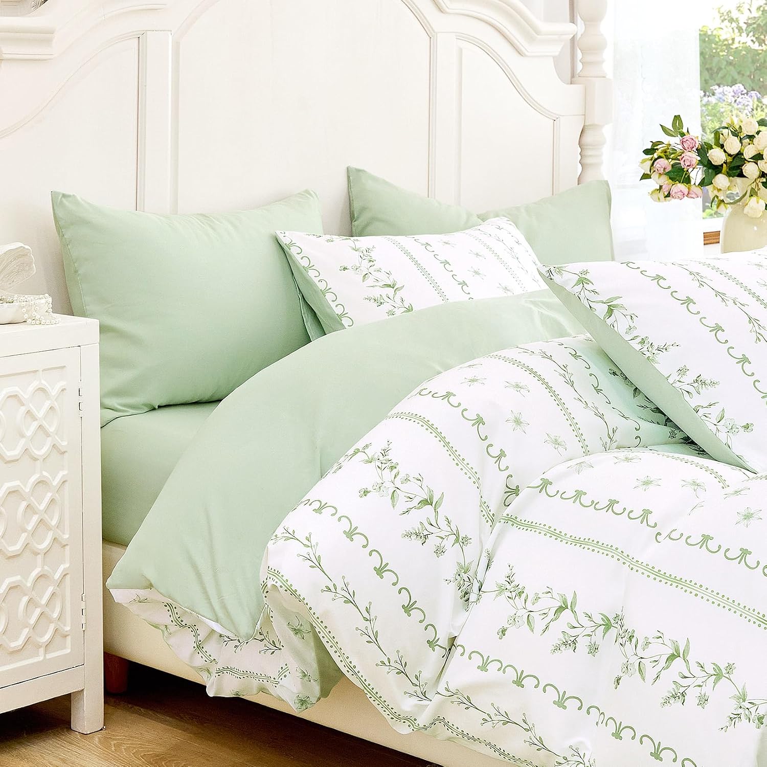Wake In Cloud - Shabby Chic Comforter Set, Cottagecore Floral Romantic Charming Style with Botanical Stripe Pattern, Soft Lightweight Bedding, 3 Pieces, Green White, Full Size