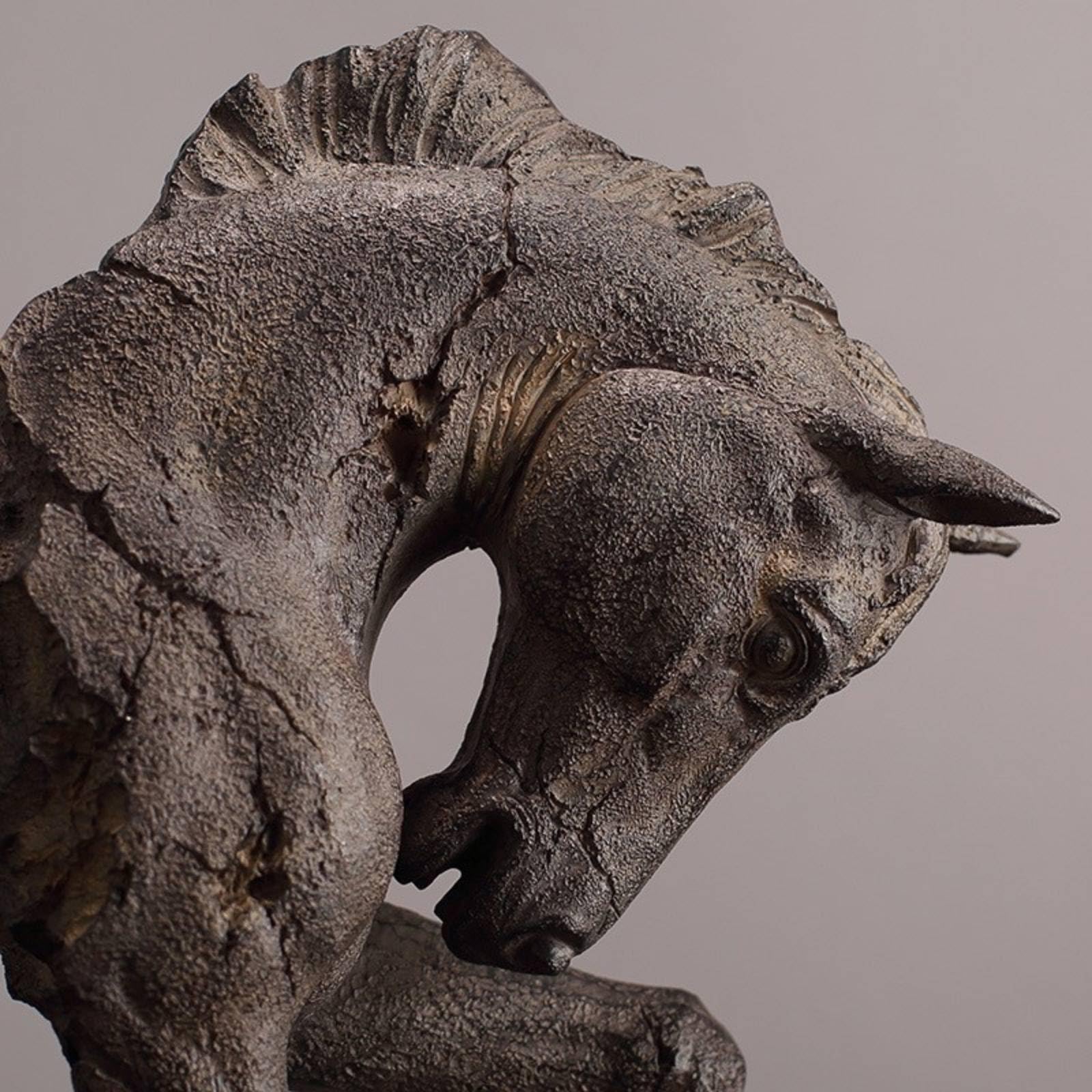 Milageto Estatua de Caballo Decorativa Cabeza de Caballo Escultura Busto Figura Ornamental Resina Sintética Diseño Elegante Cabeza Inclinada y Soporte Firme Adecuada para Hogar Vitrina Entrada 43cm