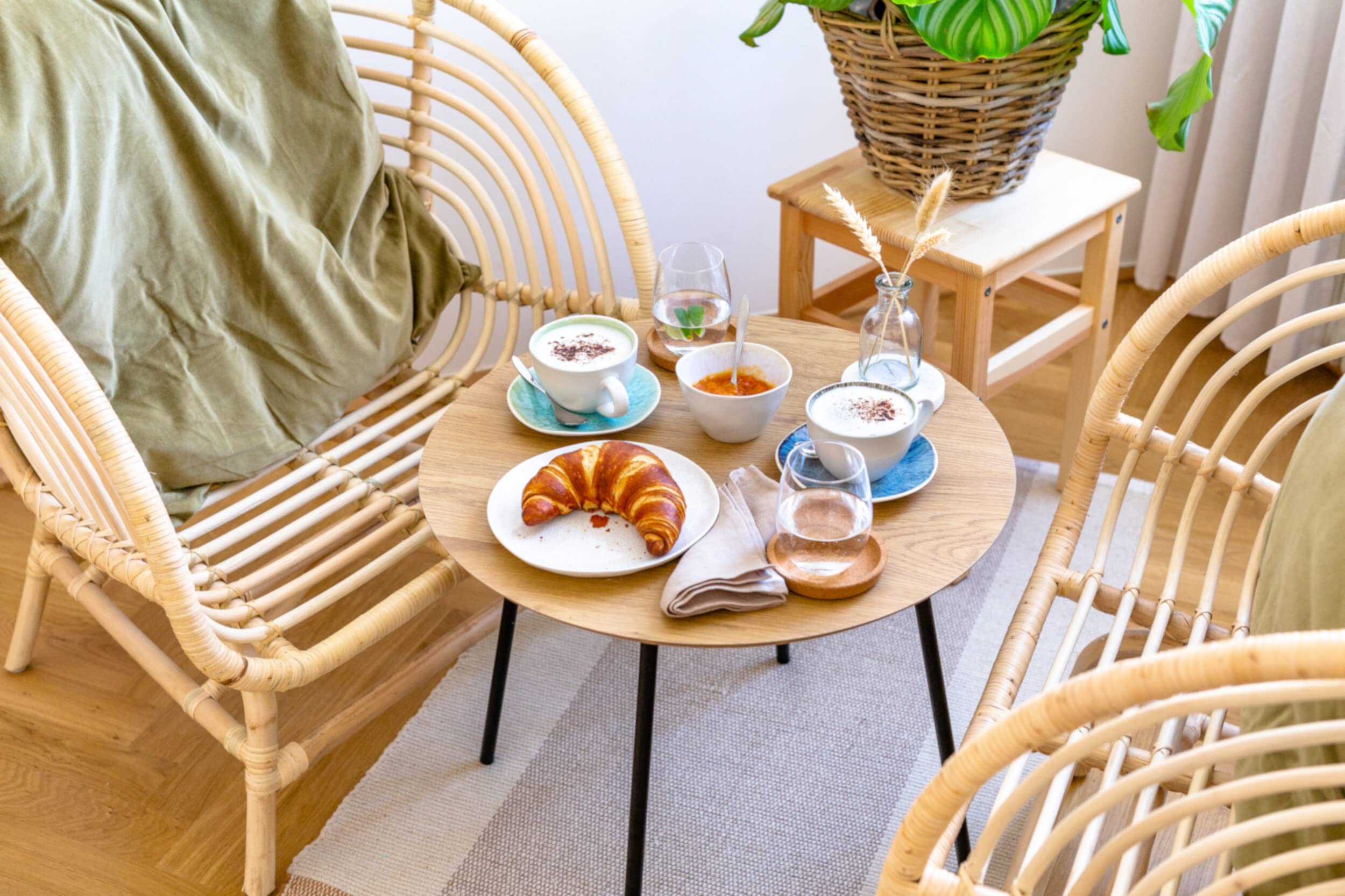 MÄSER Set di tazze da caffè con piattini per 4 persone in raffinata ceramica, tazze da cappuccino con smaltatura spruzzata, forme organiche in stile vintage