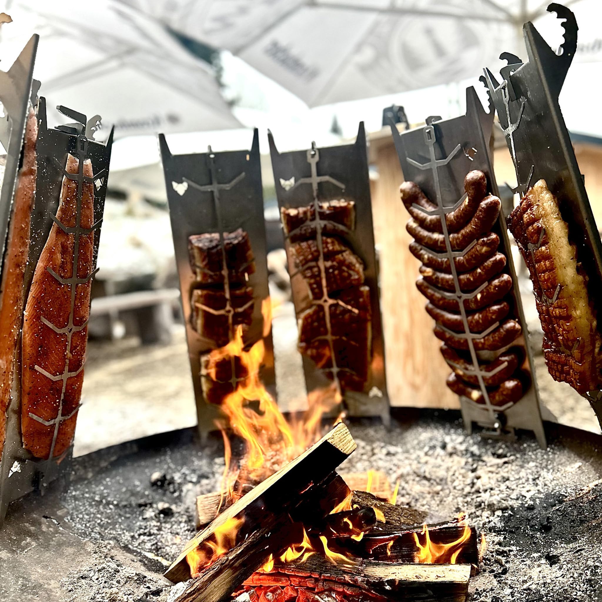 FENNEK Uchwyt na łososia ze stali nierdzewnej do palenisk i grilli kulistych, ze specjalnym mechanizmem napinającym, nie wymaga śrub, obracany o 180°, idealna alternatywa dla deski do wędzenia